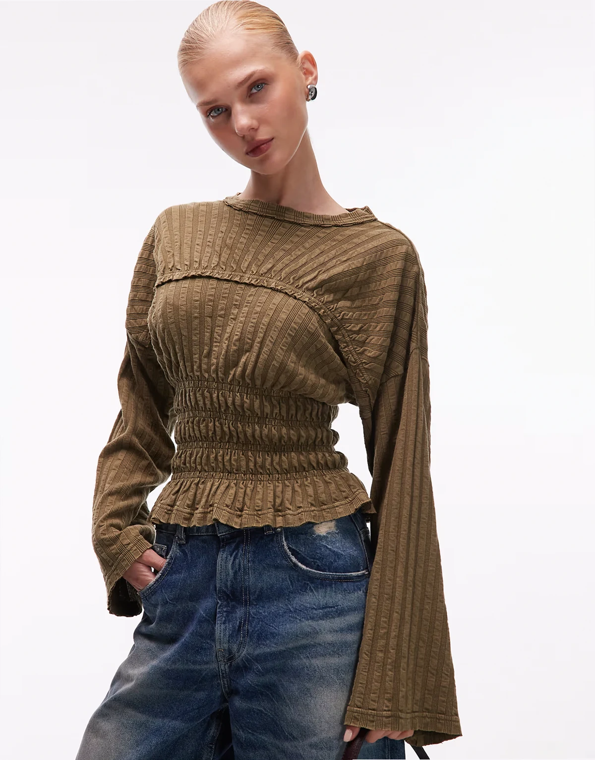– Langärmliges, geripptes Shirt in Khaki mit gesmokter Taille und Strukturdesign