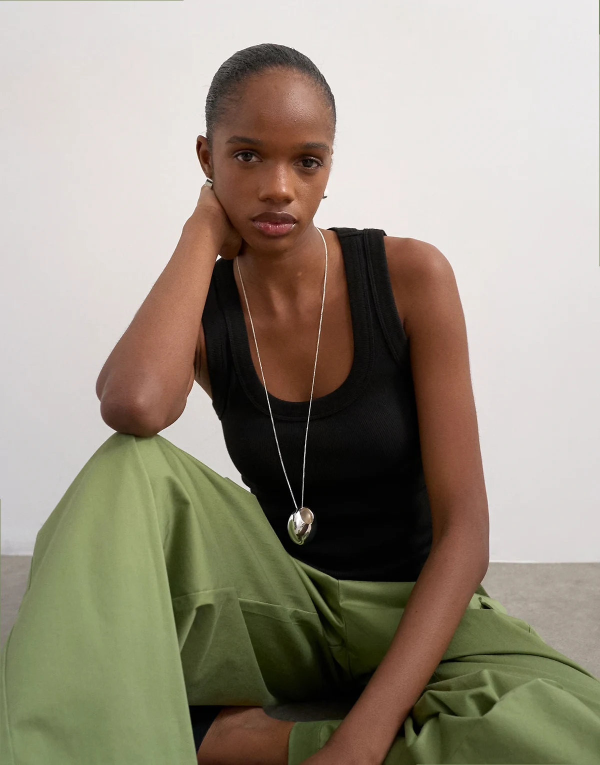 – Geripptes Trägertop in Schwarz mit U-Boot-Ausschnitt