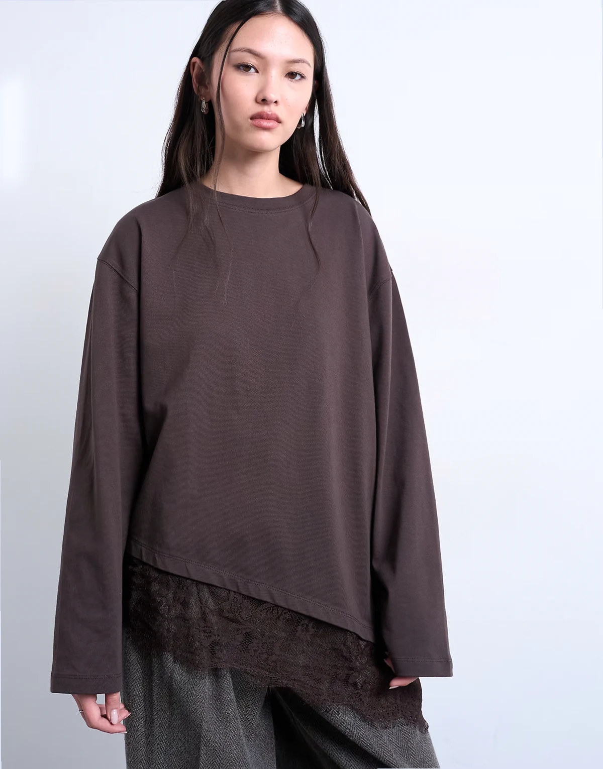 – Asymmetrisches Oversize-Skatershirt in Schokobraun mit Spitzenborte