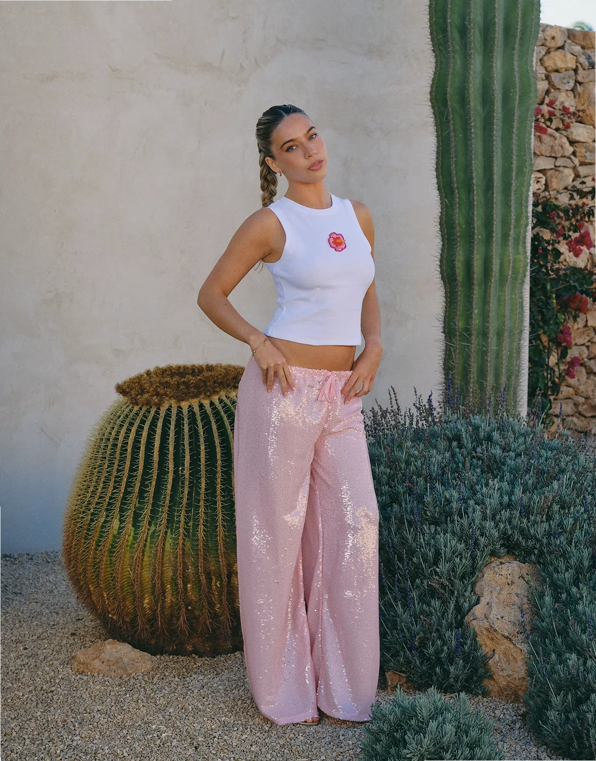 x Liv Silverman – Racer-Trägertop in Weiß mit Blume mit Paillettenverzierung