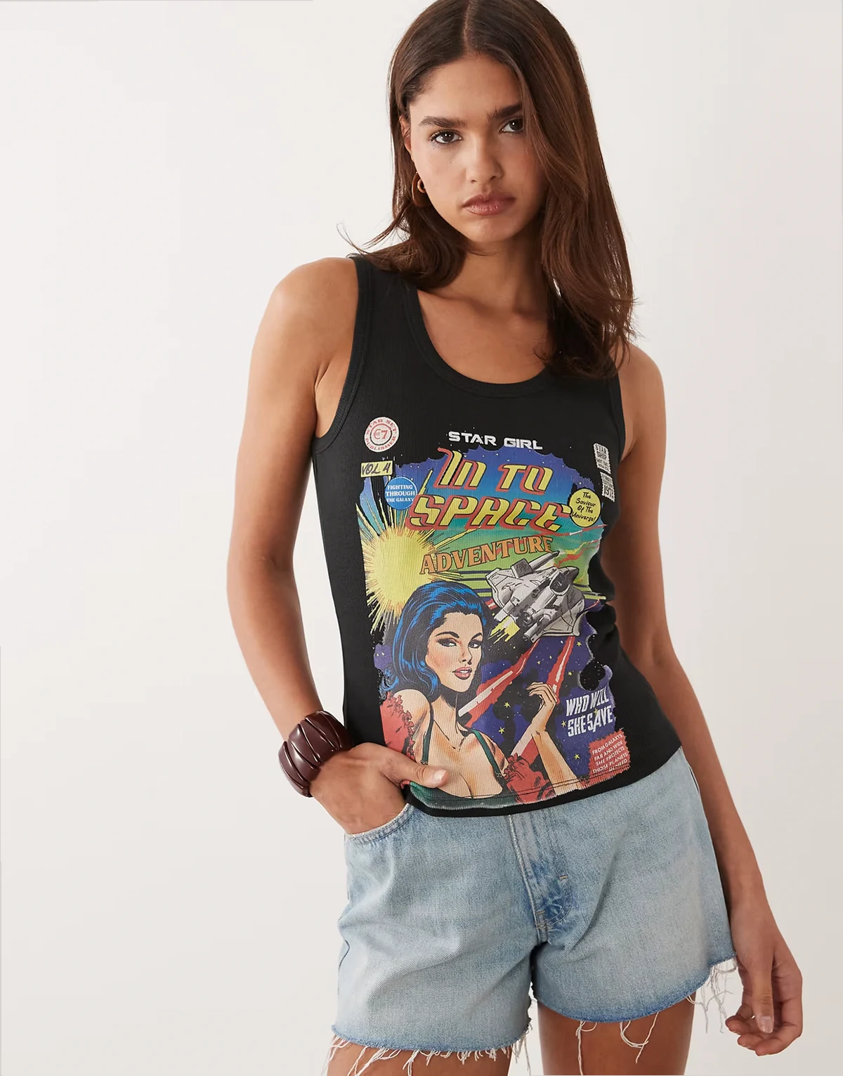 – Czarny prążkowany podkoszulek bez rękawów z grafiką ze Star Girl