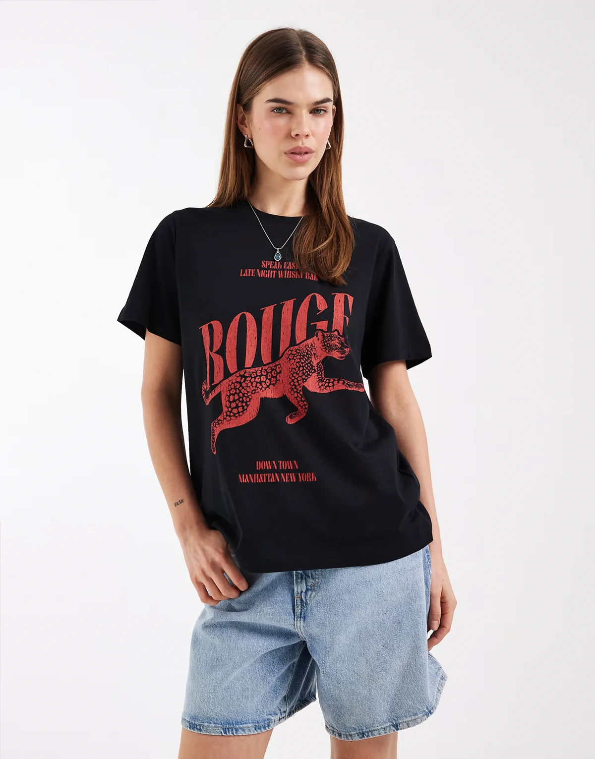 – Regulär geschnittenes T-Shirt in Schwarz mit Leoparden-Grafikprint
