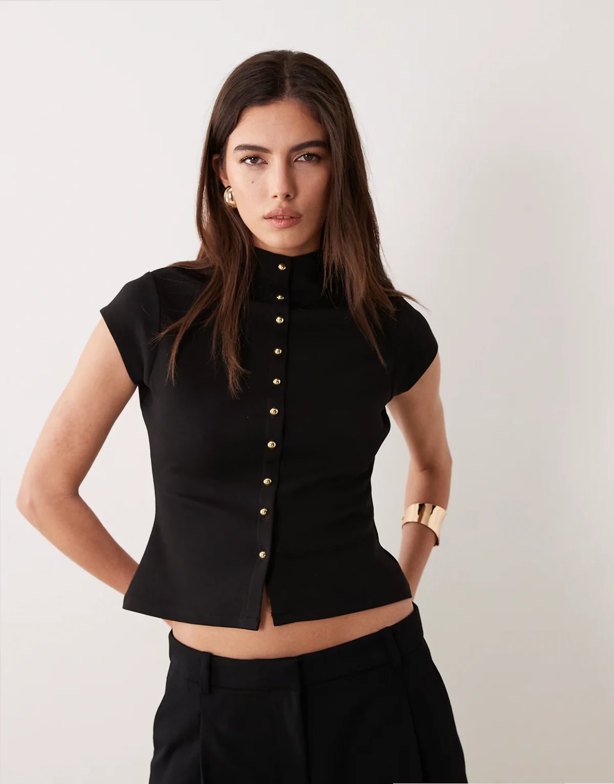 – Czarny top z wysokim kołnierzem i guzikami z przodu z materiału interlock