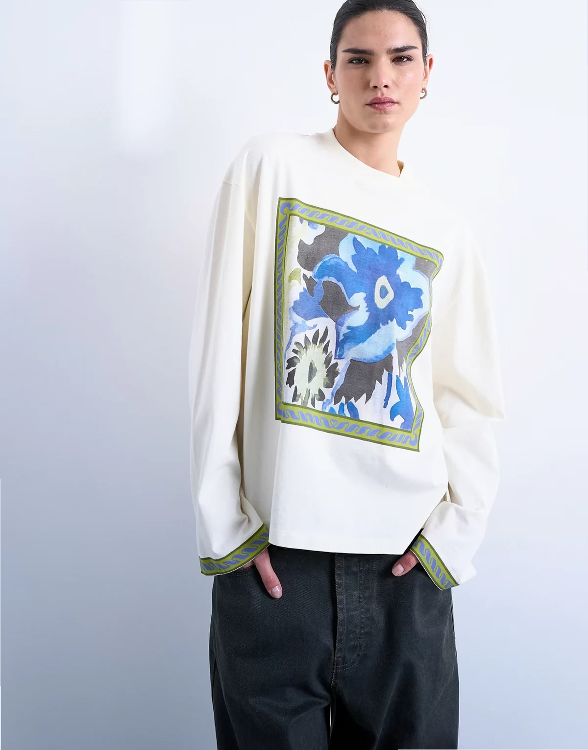 – Skater-T-Shirt in Ecru mit Blumen-Grafikprint