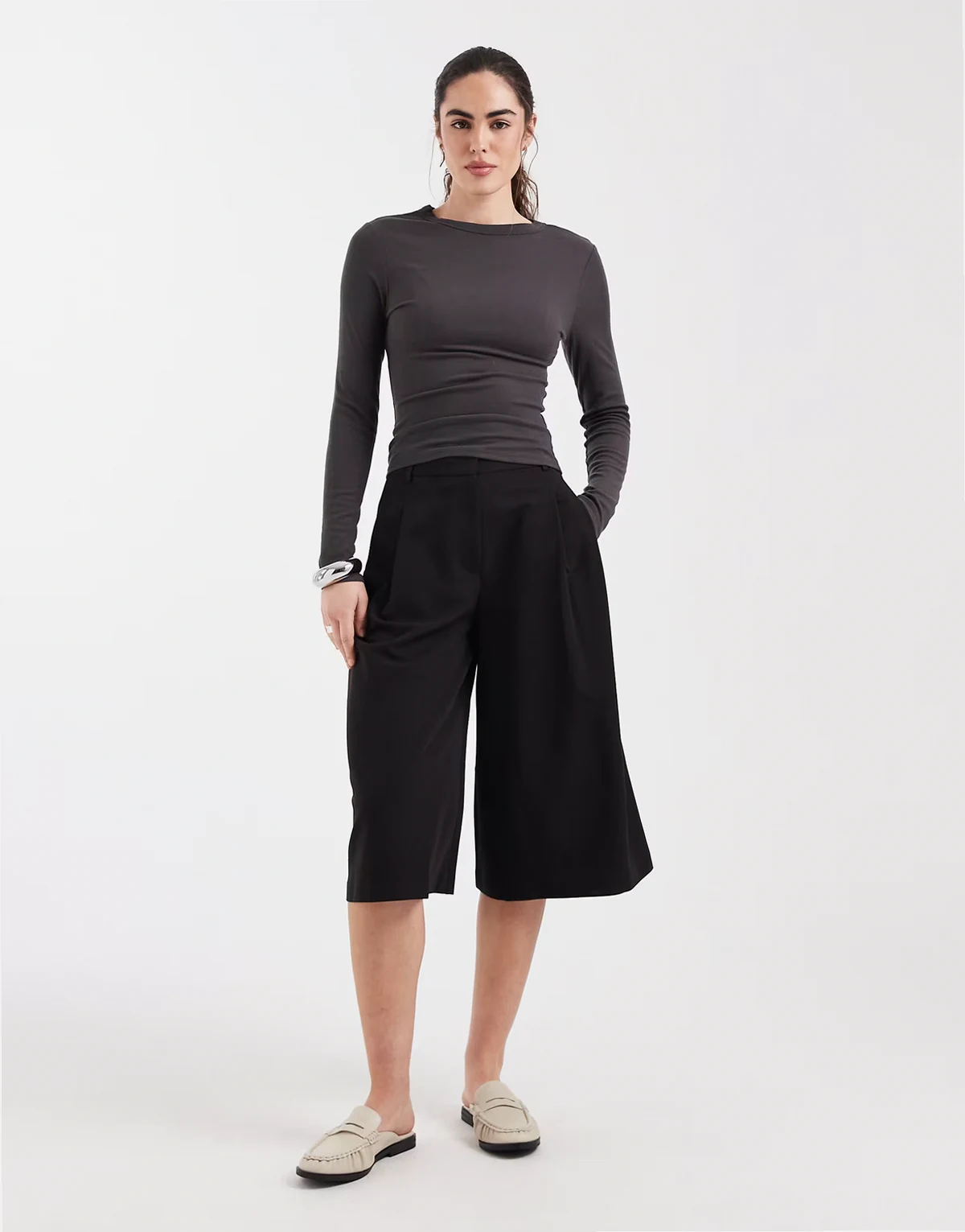 – Grafitowy miękki T-shirt o wydłużonym fasonie z długimi rękawami