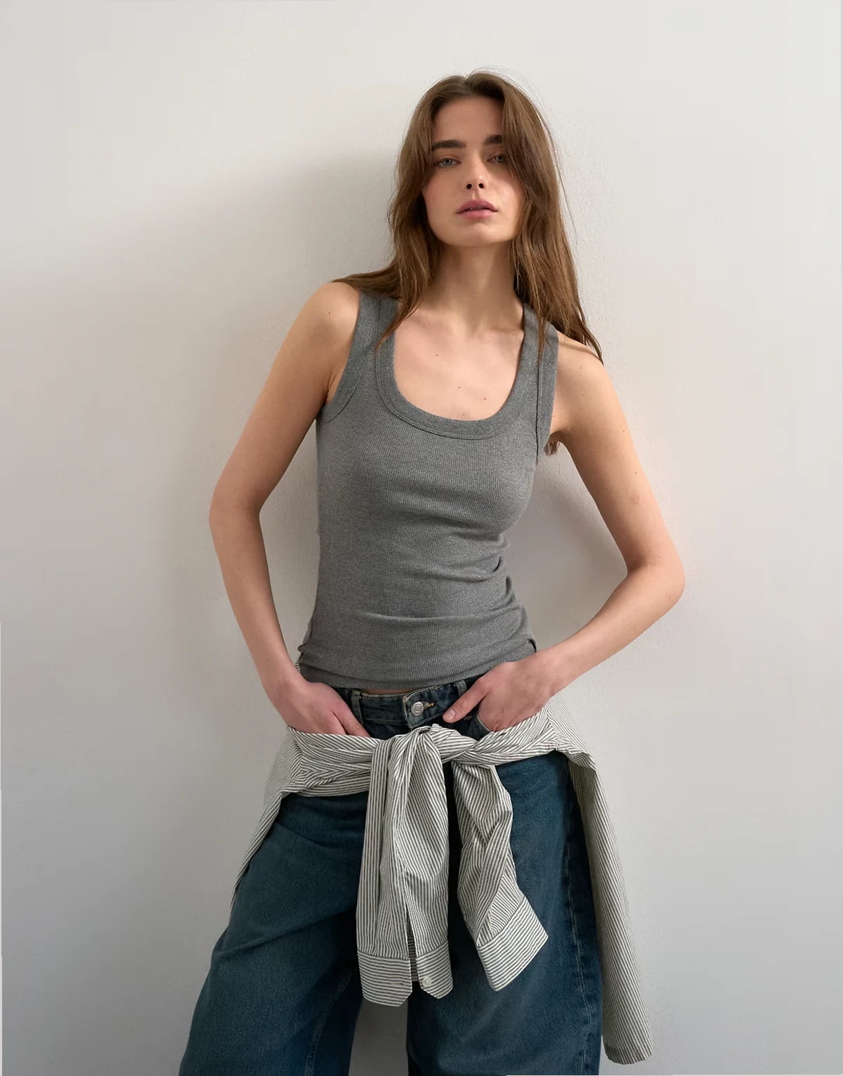– Geripptes Trägertop in Grau meliert mit U-Ausschnitt