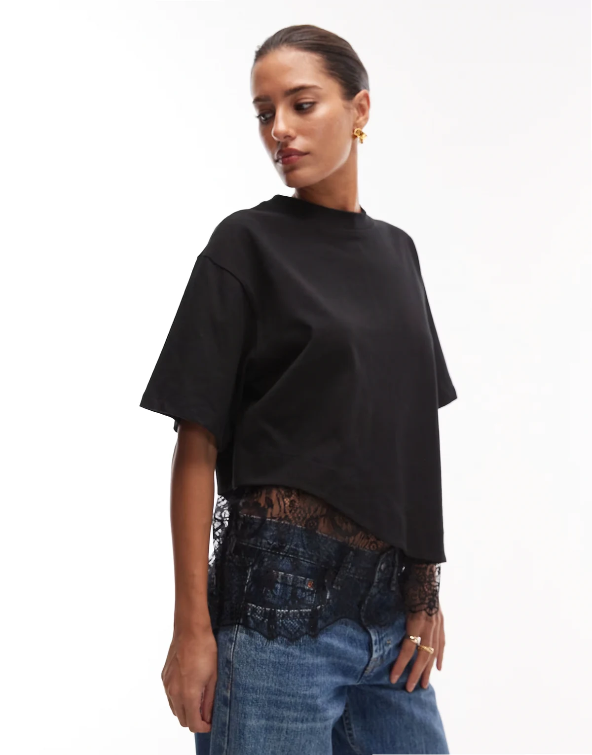 – Czarny T-shirt z krótkimi rękawami i koronkowym dołem