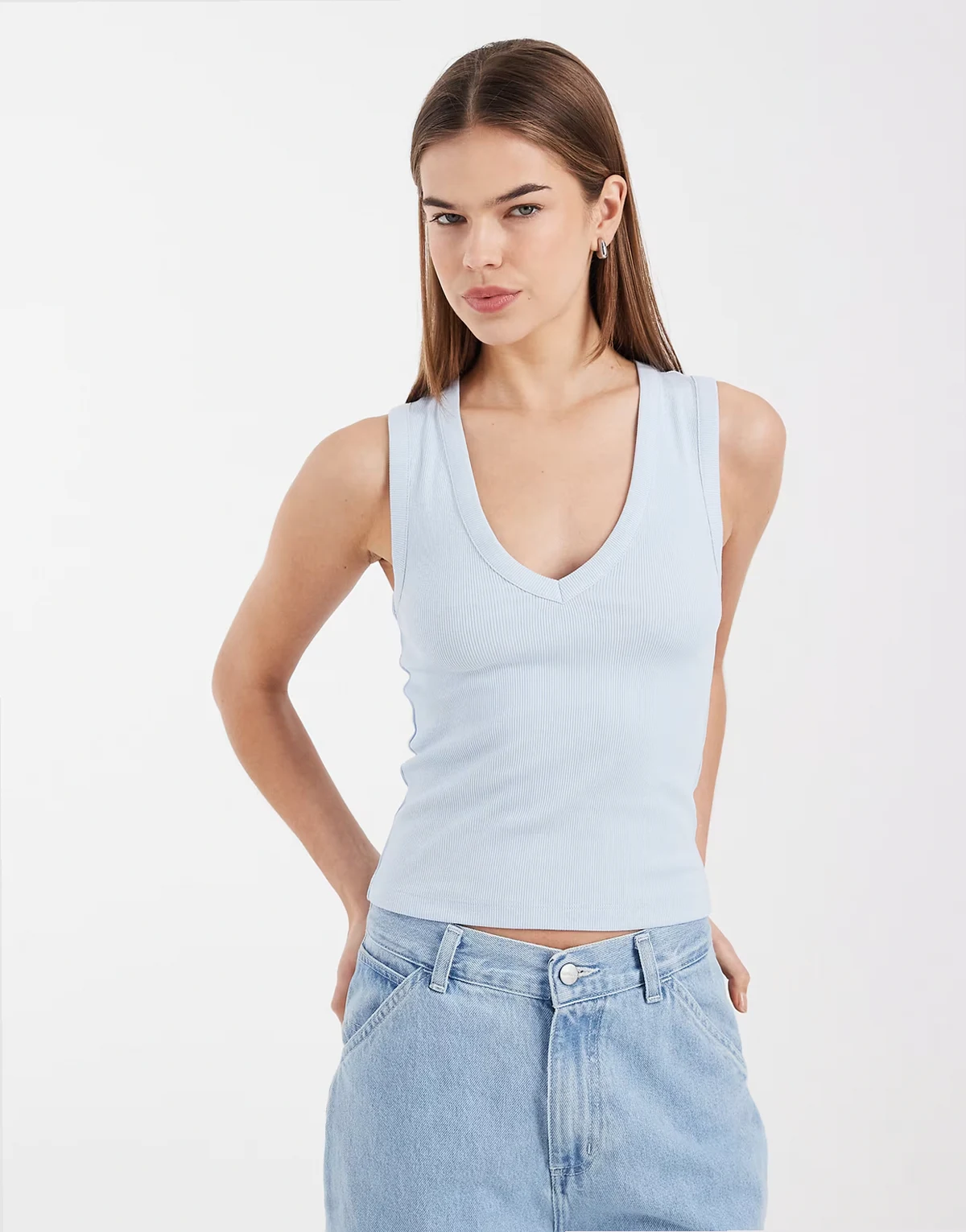 – Jasnoniebieski prążkowany podkoszulek z dekoltem w szpic