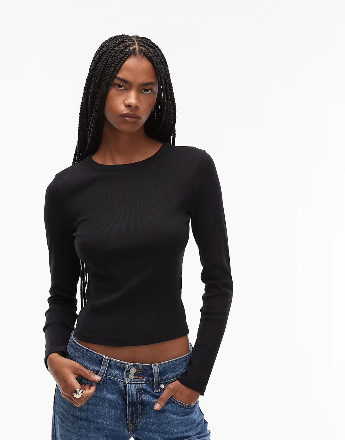 – Czarny prążkowany top z długimi rękawami i okrągłym dekoltem
