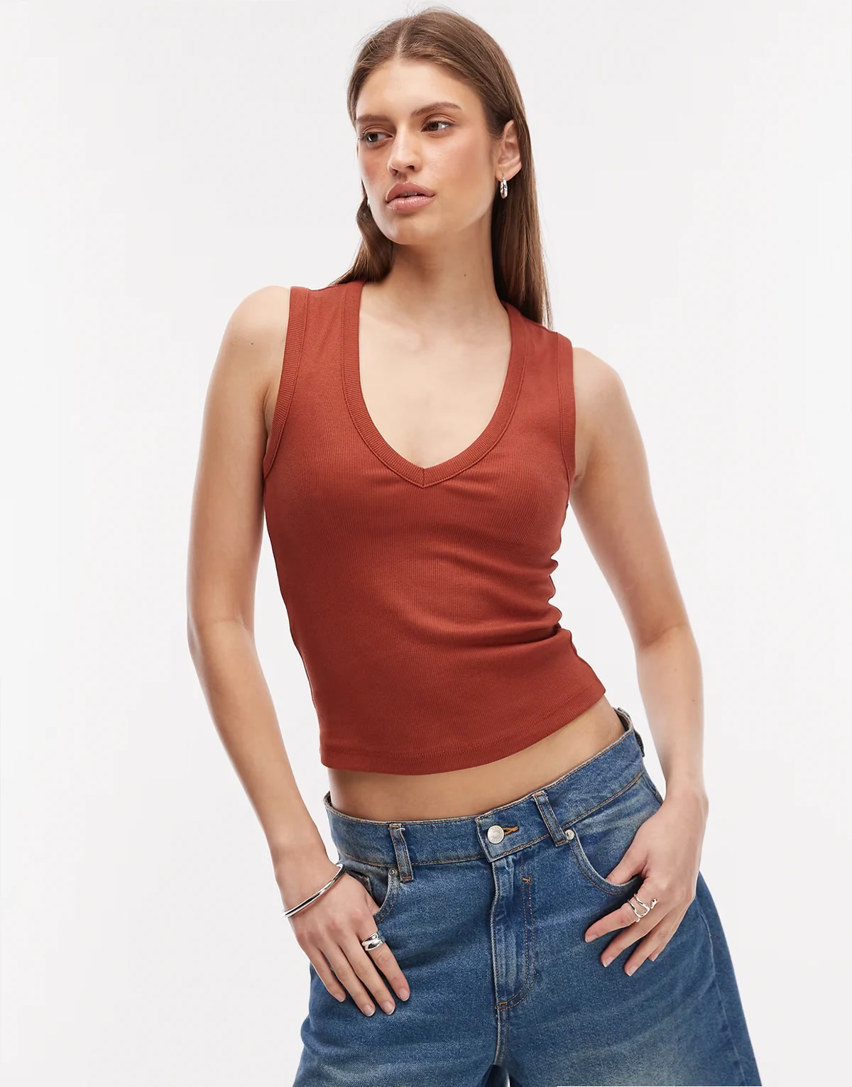 – Prążkowany top bez rękawów, z dekoltem w szpic, w kolorze rdzawym