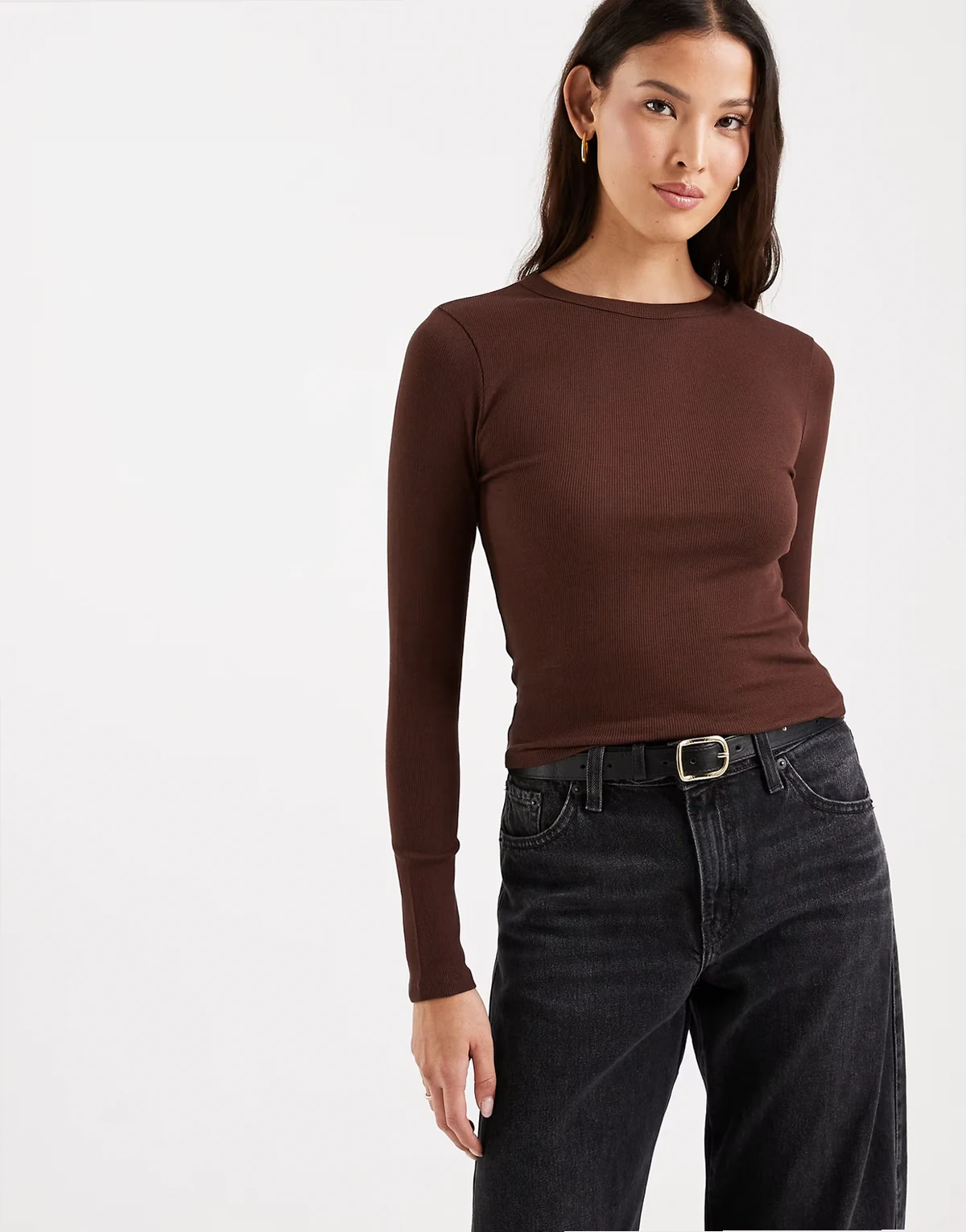– Czekoladowy prążkowany top z długimi rękawami i okrągłym dekoltem