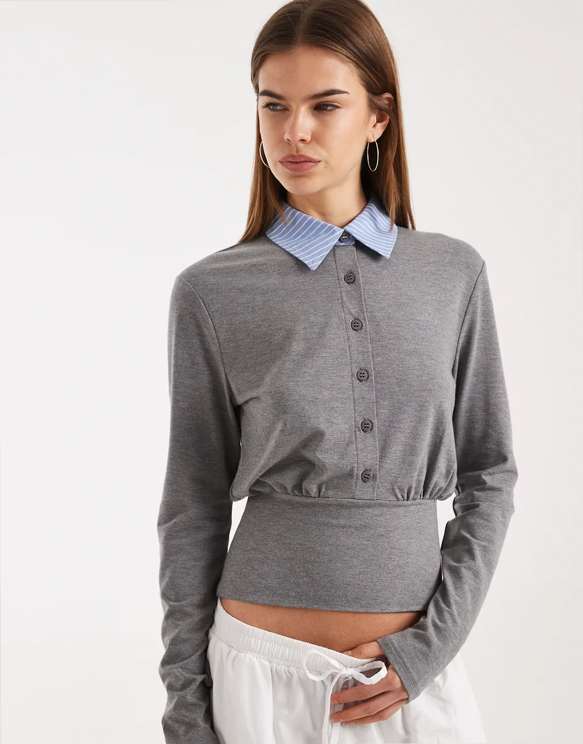 – Grafitowy popelinowy top z kontrastowym kołnierzykiem i zapięciem na guziki z przodu