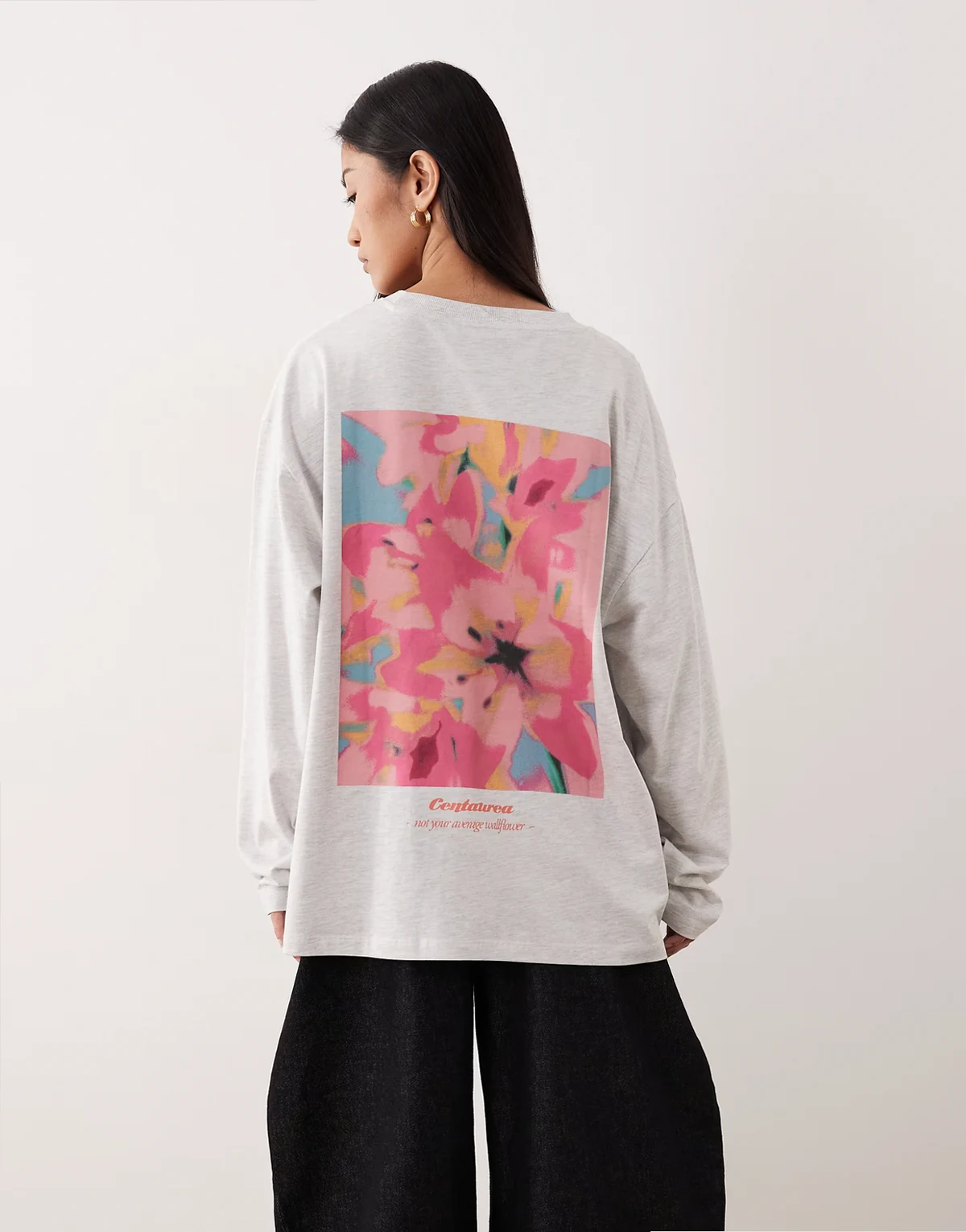 – Langärmliges T-Shirt in Eisgrau meliert mit Blumengrafik