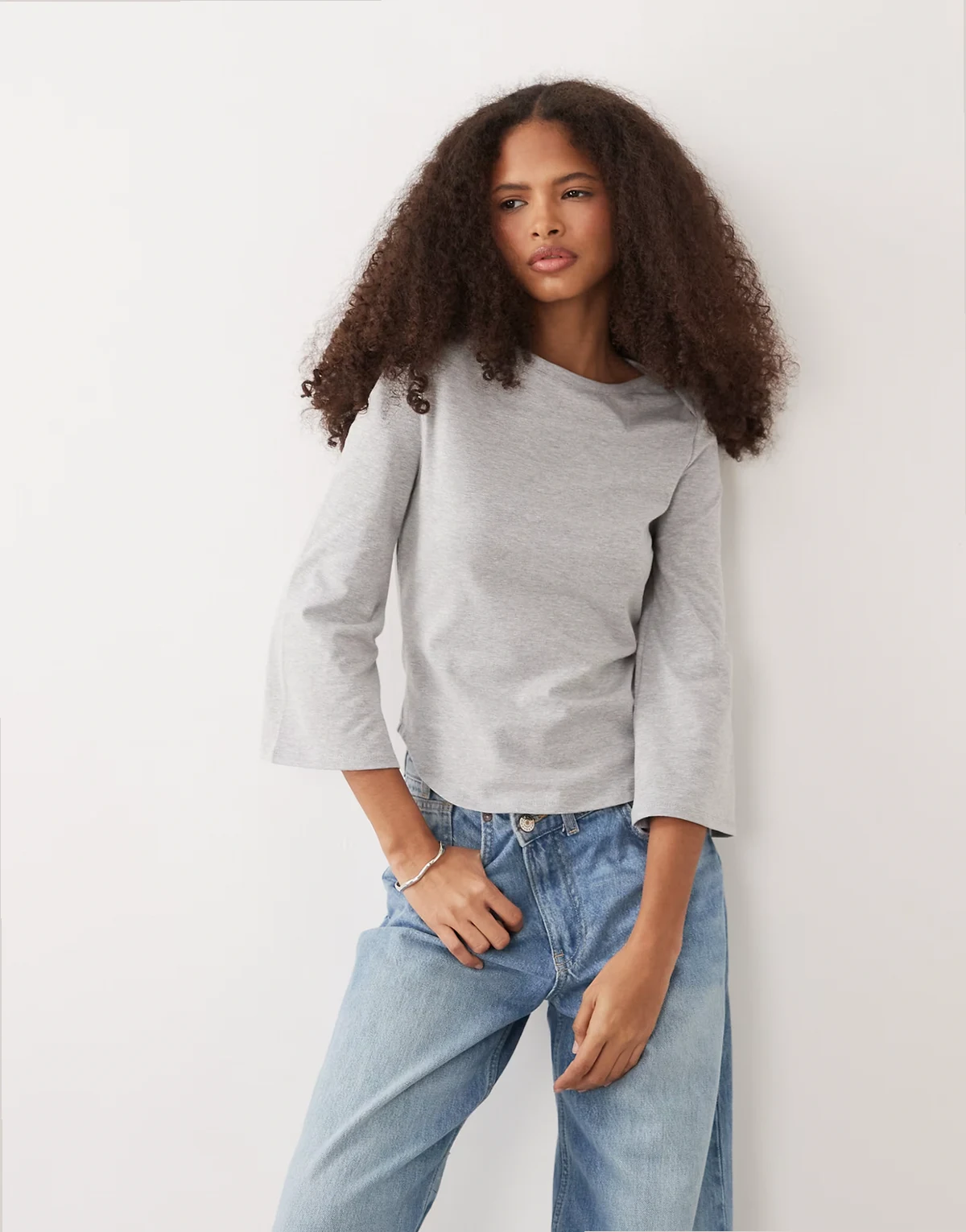 – Szary top z długimi rękawami i dekoltem w łódkę
