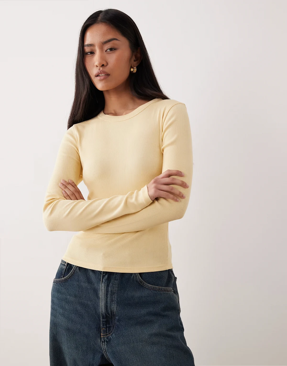 – Bladożółty prążkowany top z długimi rękawami i okrągłym dekoltem