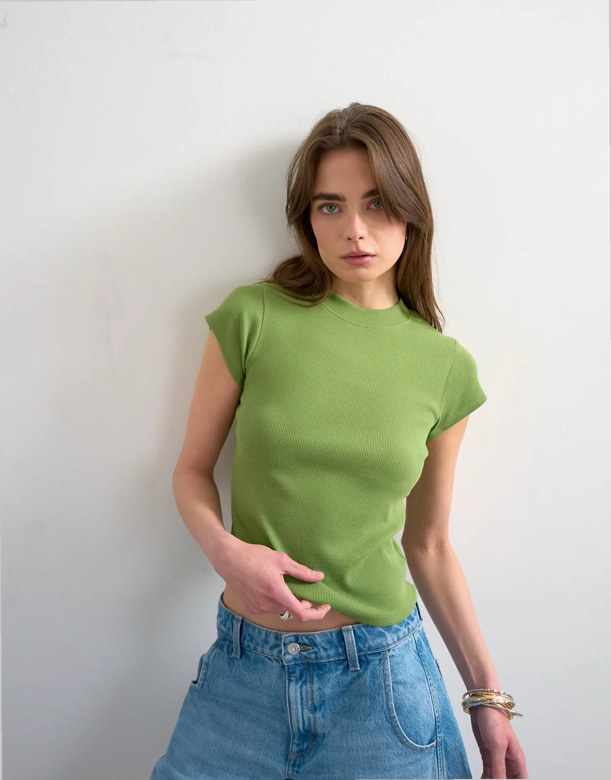 rib knit fitted curve hem tee in green