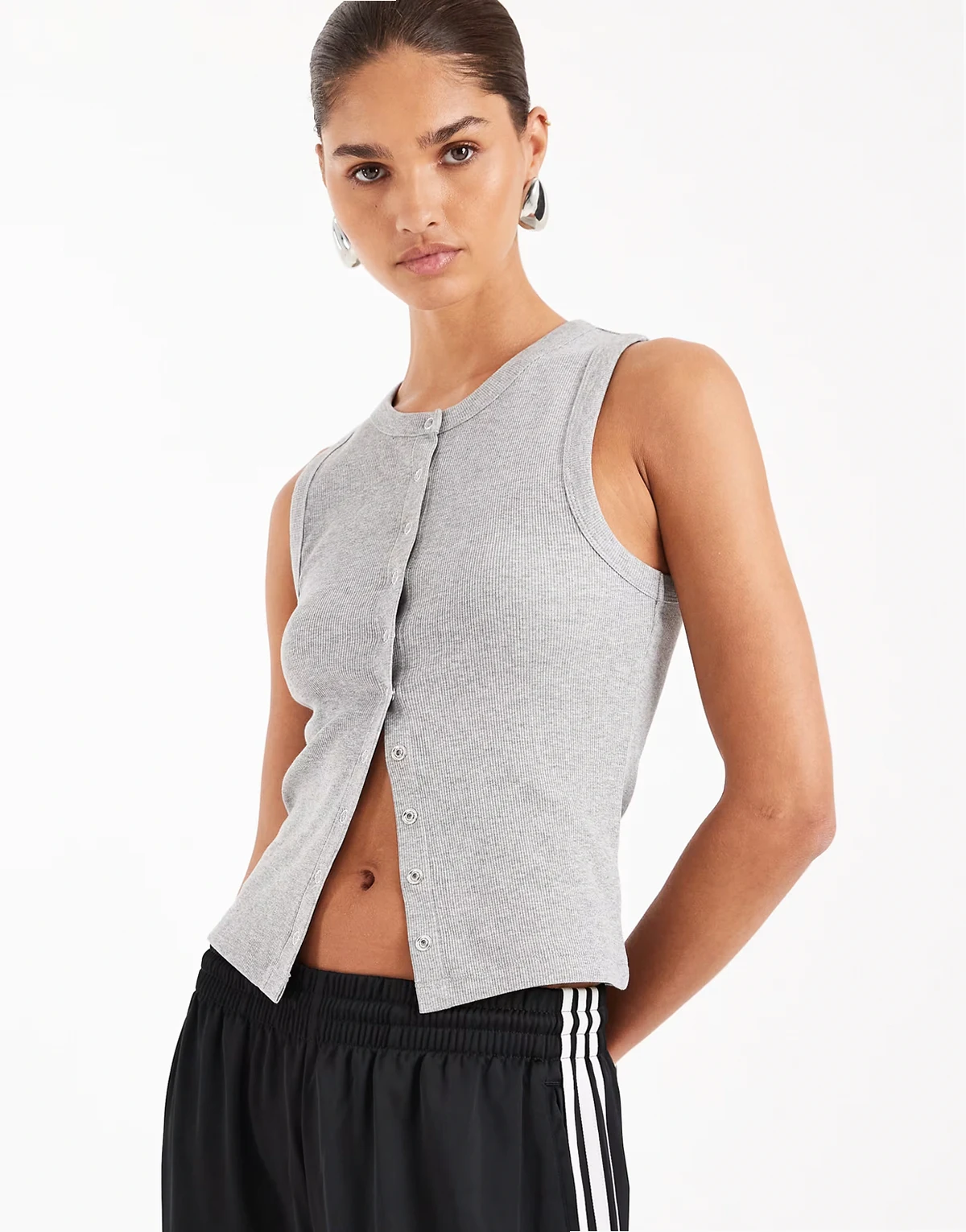 – Prążkowany podkoszulek w szarym melanżowym kolorze z zapięciem na zatrzaski