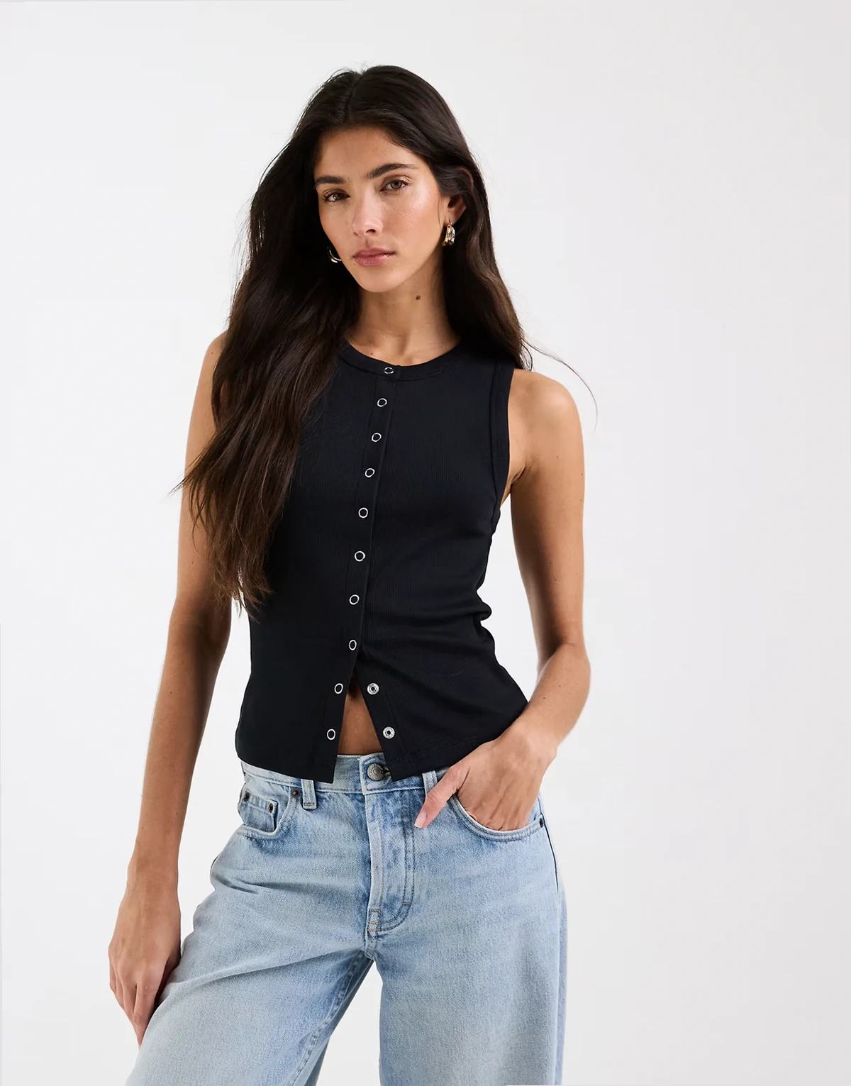 – Czarny prążkowany podkoszulek z zapięciem na zatrzaski