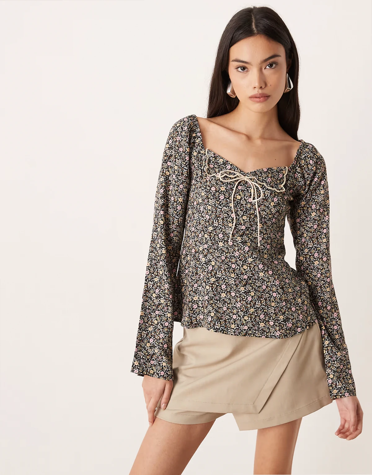 – Winslet – Top z dekoltem w kształcie serca, kołnierzem z muszelkowym wykończeniem i wstążką i kwiatowym wzorem