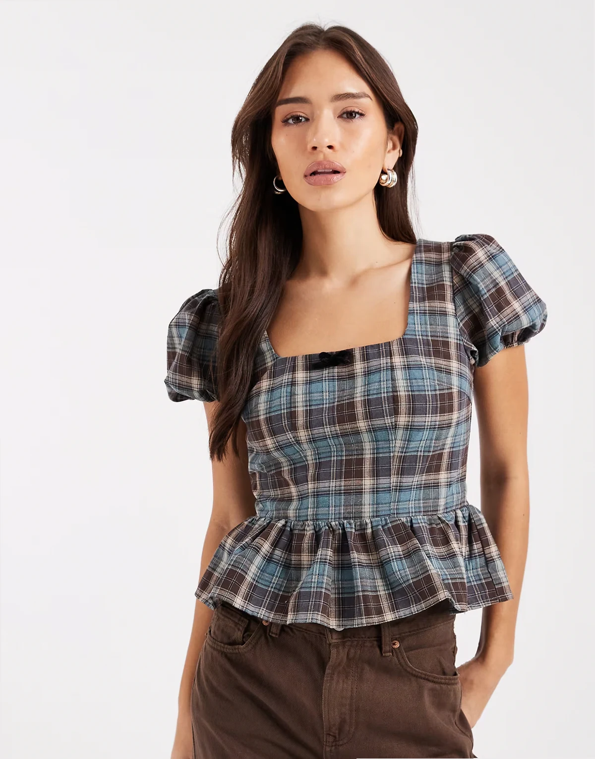 – Bluzka w niebiesko-beżową kratkę z falbanką w talii i krótkimi rękawkami