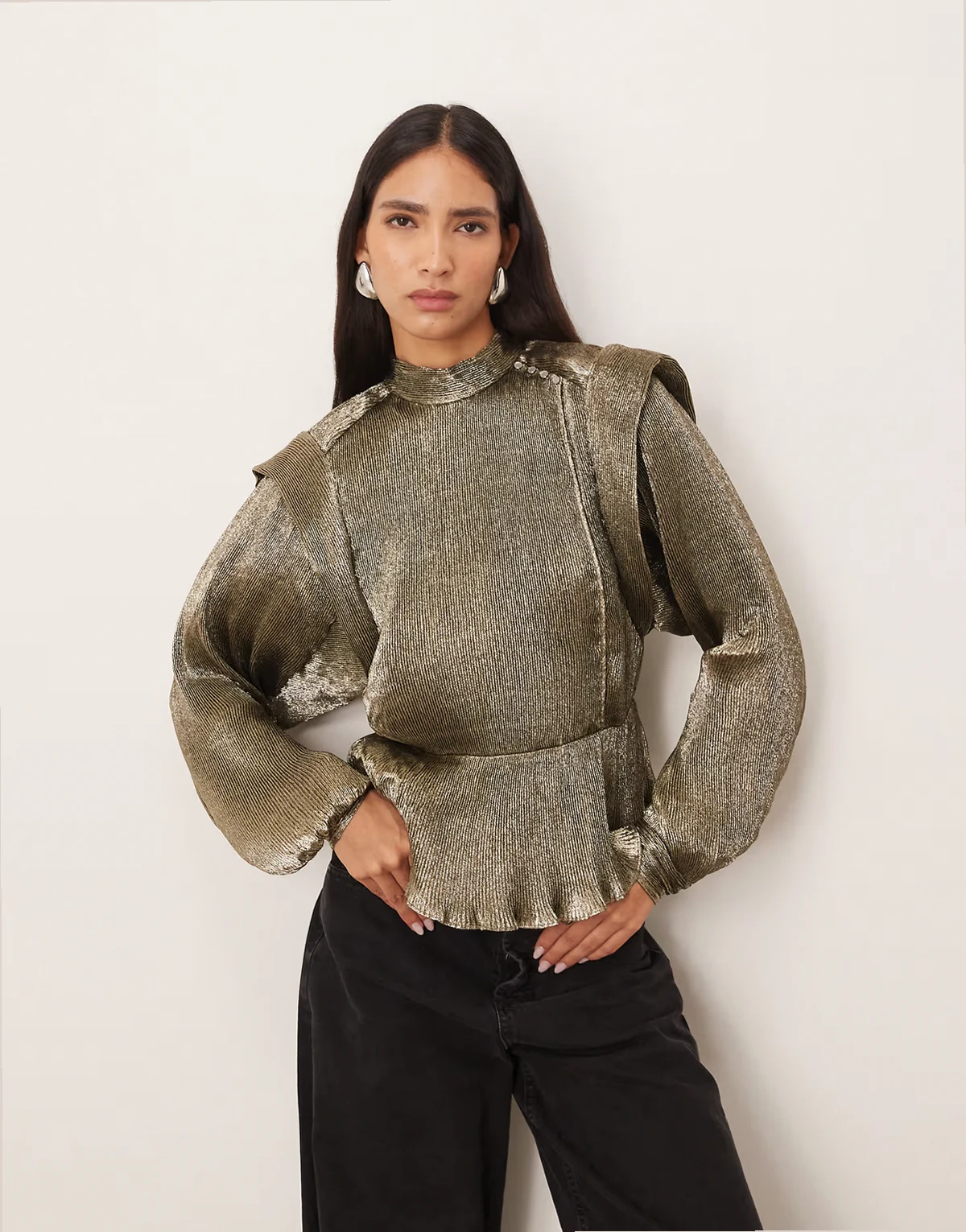– Bluse in Metallic-Antikgold mit Faltendetails und Schulterpolstern