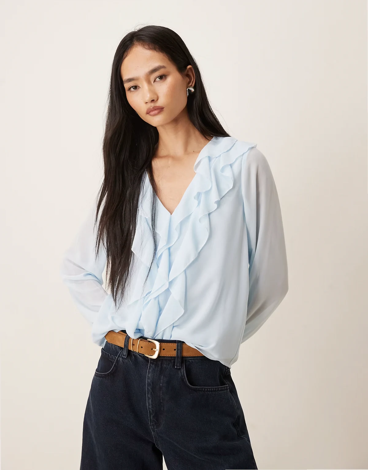 – Jasnoniebieska bluzka z tkaniny z falbanką