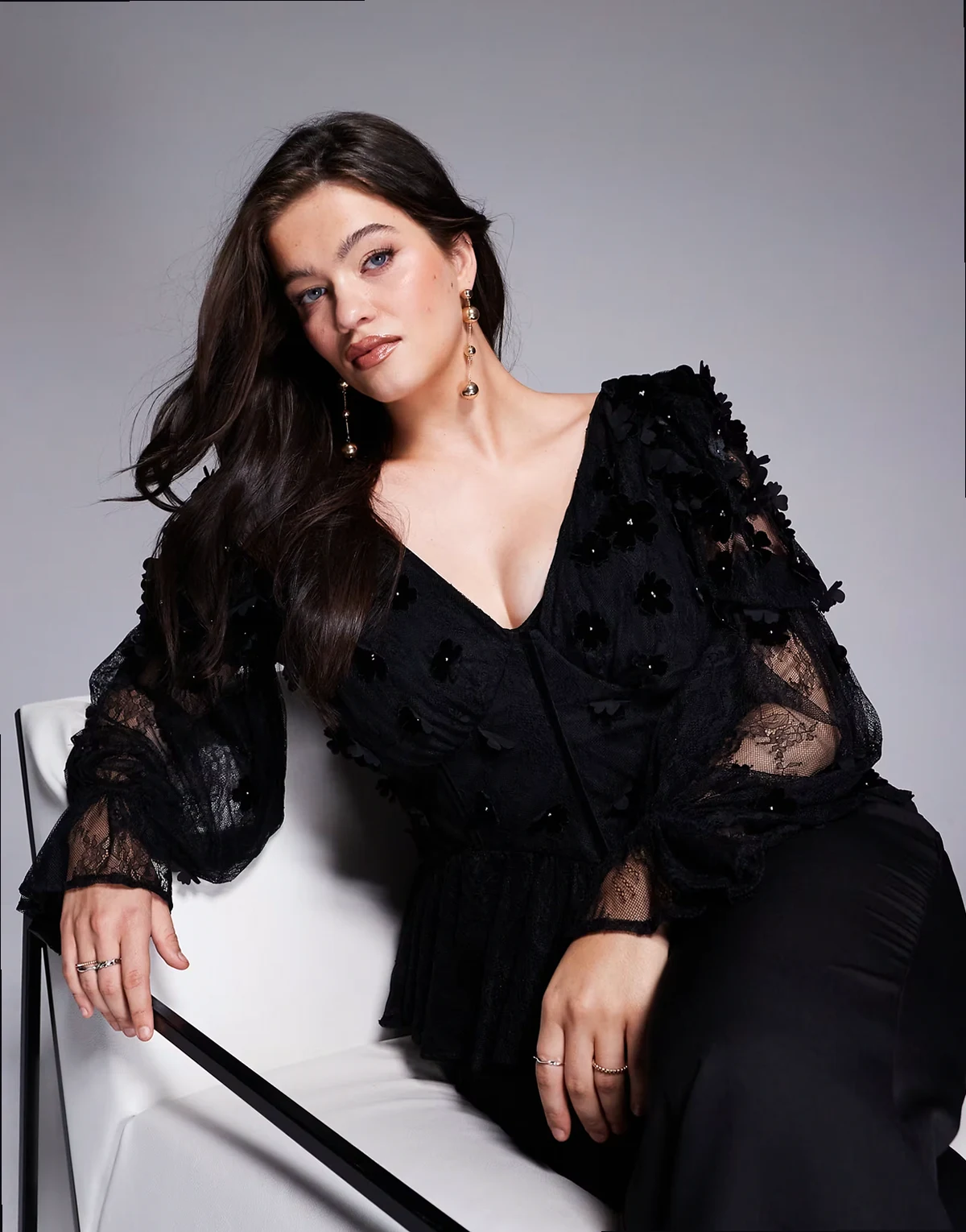 Curve – Czarny siateczkowy top z dekoltem bardot, długimi rękawami, aksamitnymi kwiatkami i zdobieniem z perełek