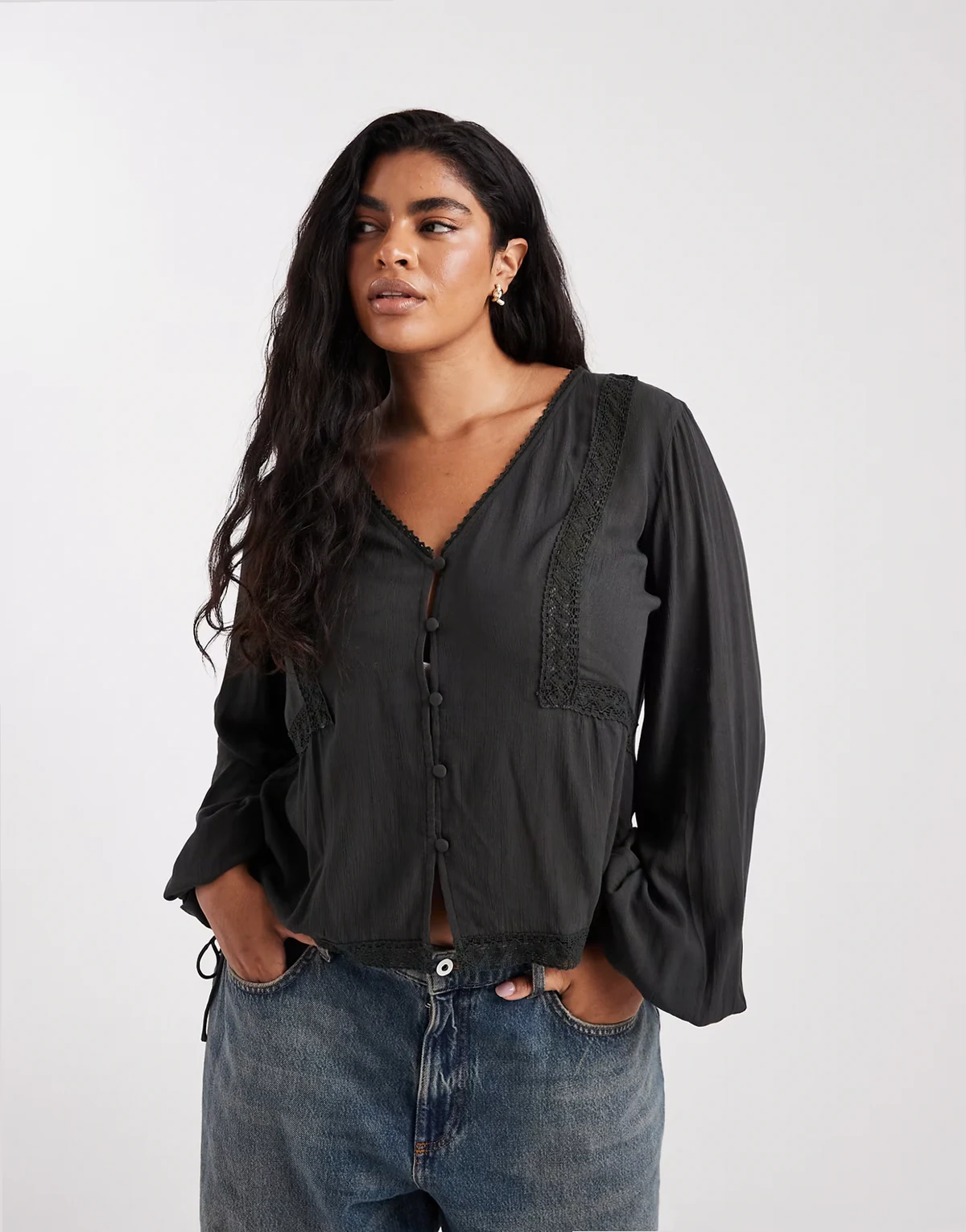 ASOS DESIGN Curve – Strukturierte, langärmlige Bluse in Schwarz mit Spitzeneinsatz