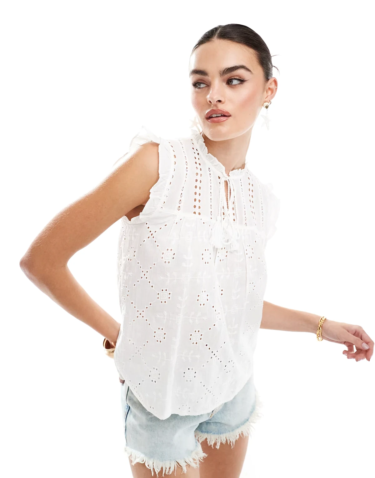 – Ärmelloses Oberteil in Weiß mit Lochstickerei