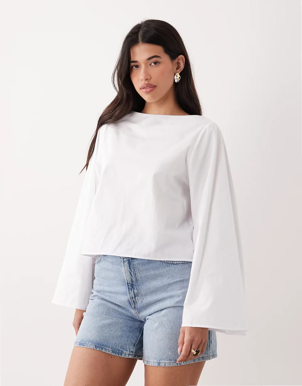 – Oberteil in Weiß mit auffälligen Trompetenärmeln