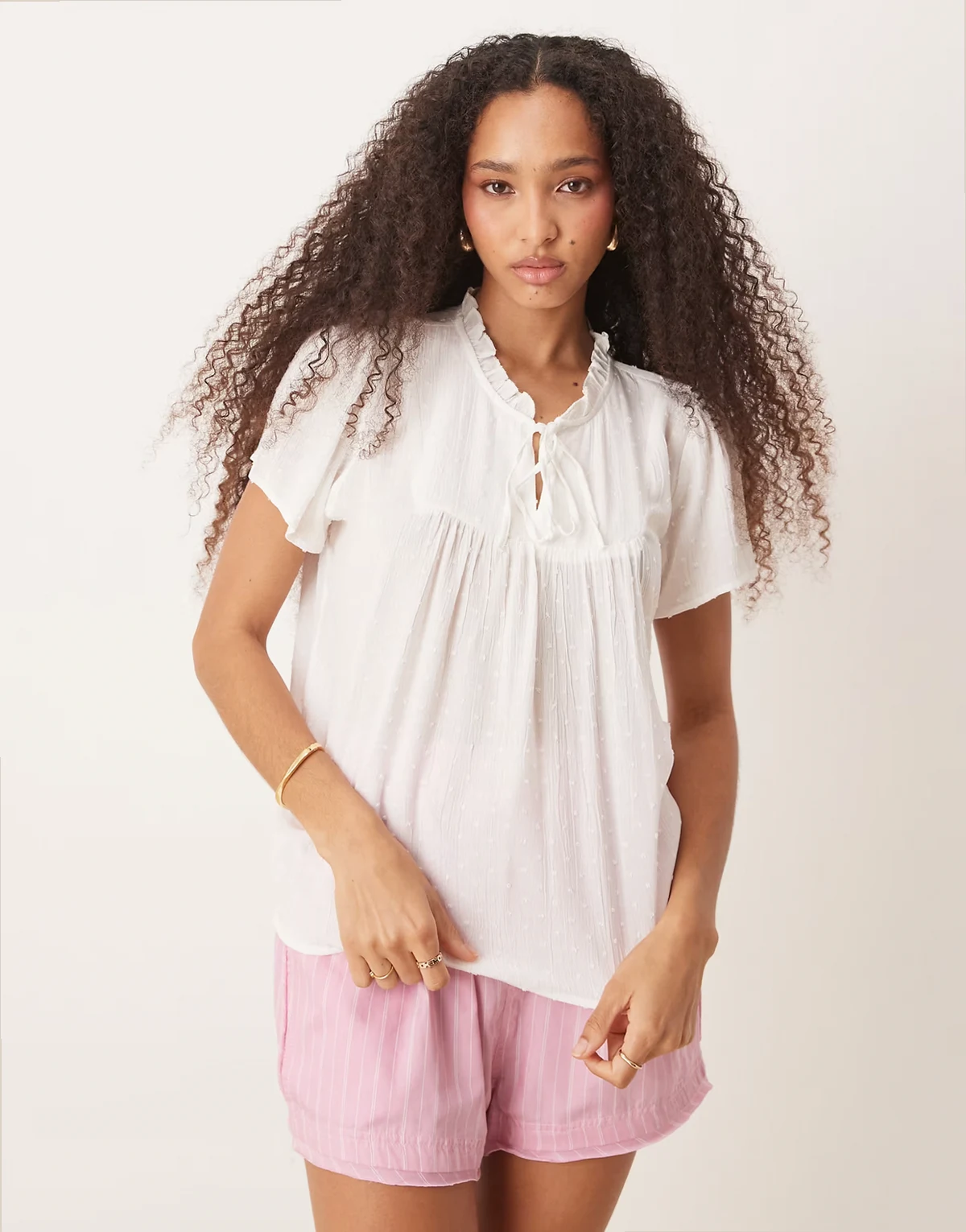 – Bluse in Weiß mit Lochstickerei und Bindedetail