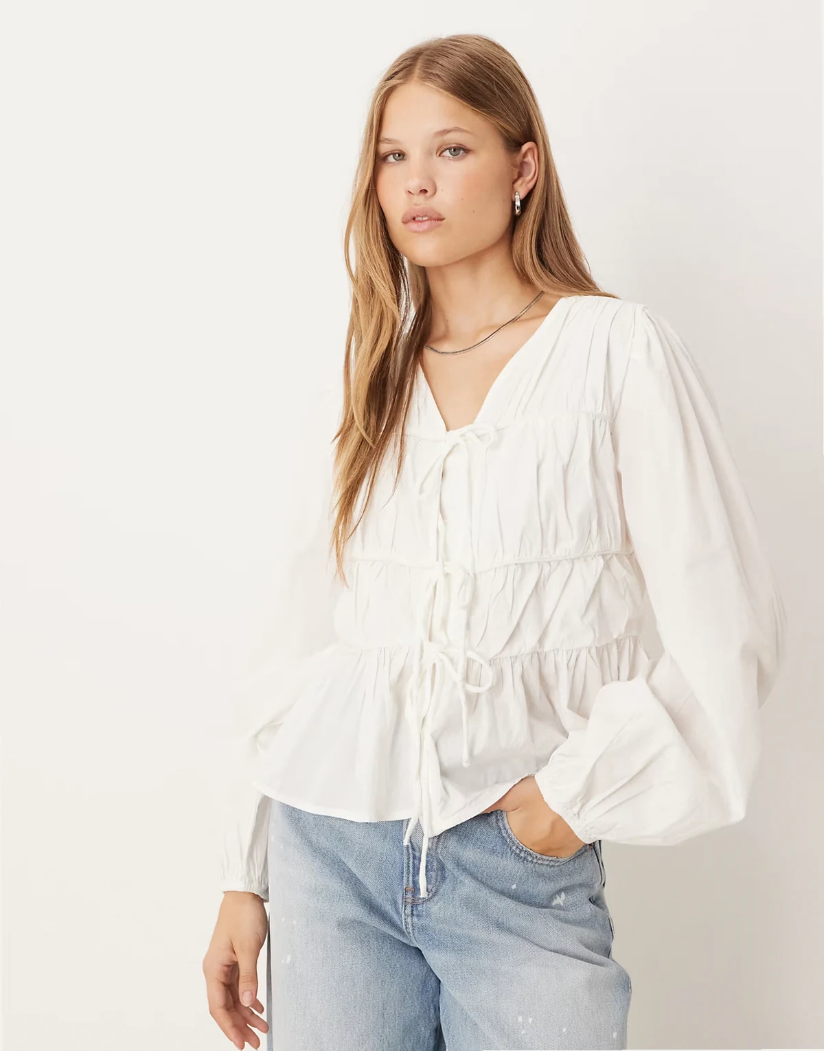 – Langärmlige Bluse in Weiß mit gebundener Vorderseite