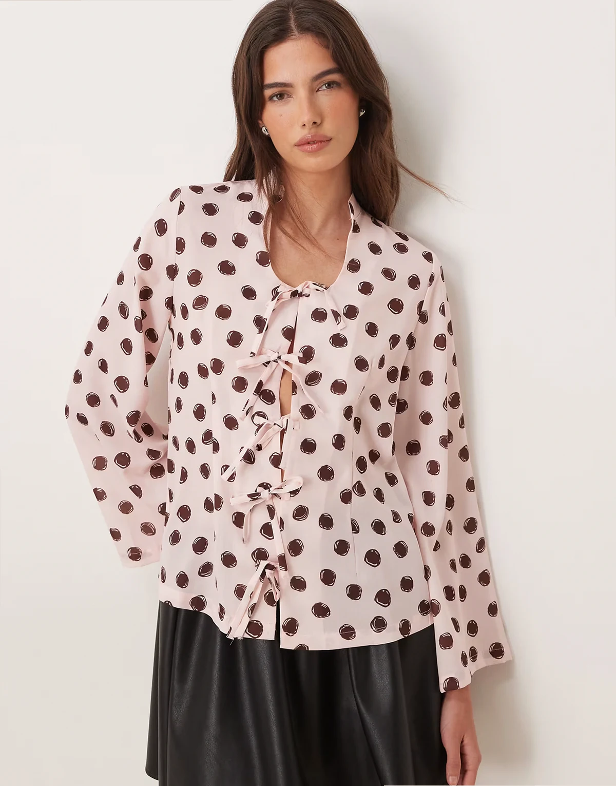 – Bluse in Rosa gepunktet mit U-Ausschnitt und Schleifendetail