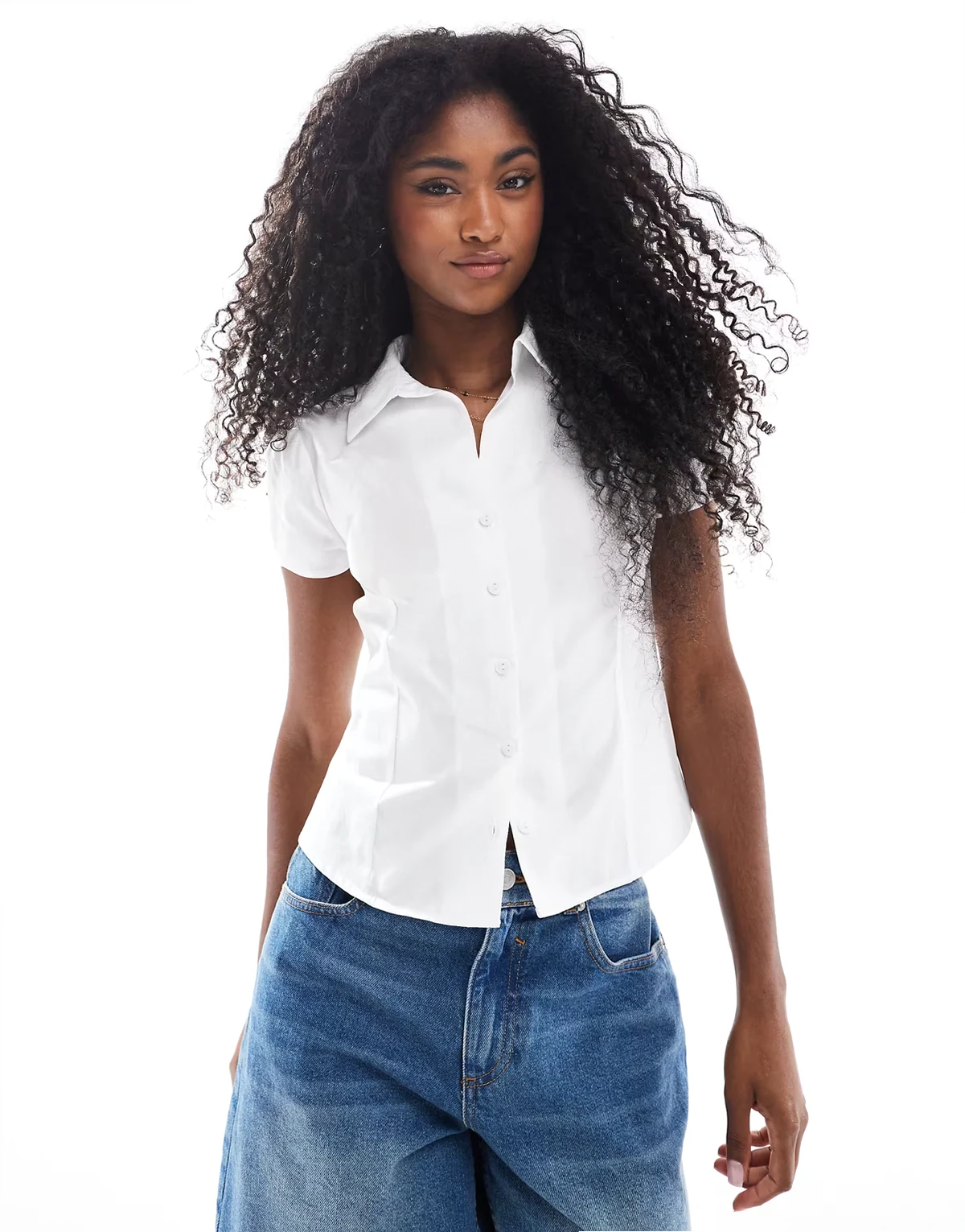 – Figurbetontes kurzärmliges Hemd in Weiß