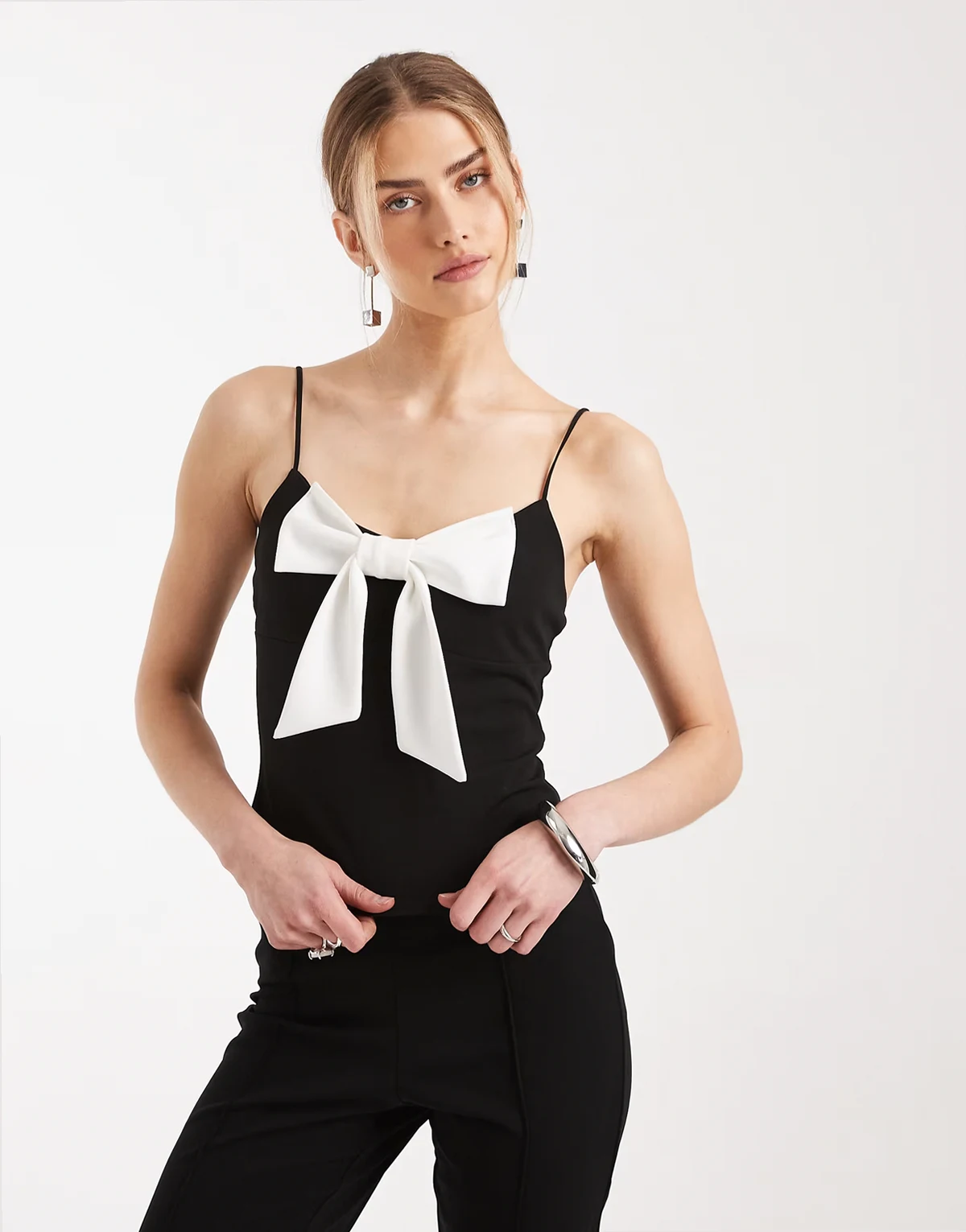 – Czarny top na ramiączkach z kontrastową kokardką