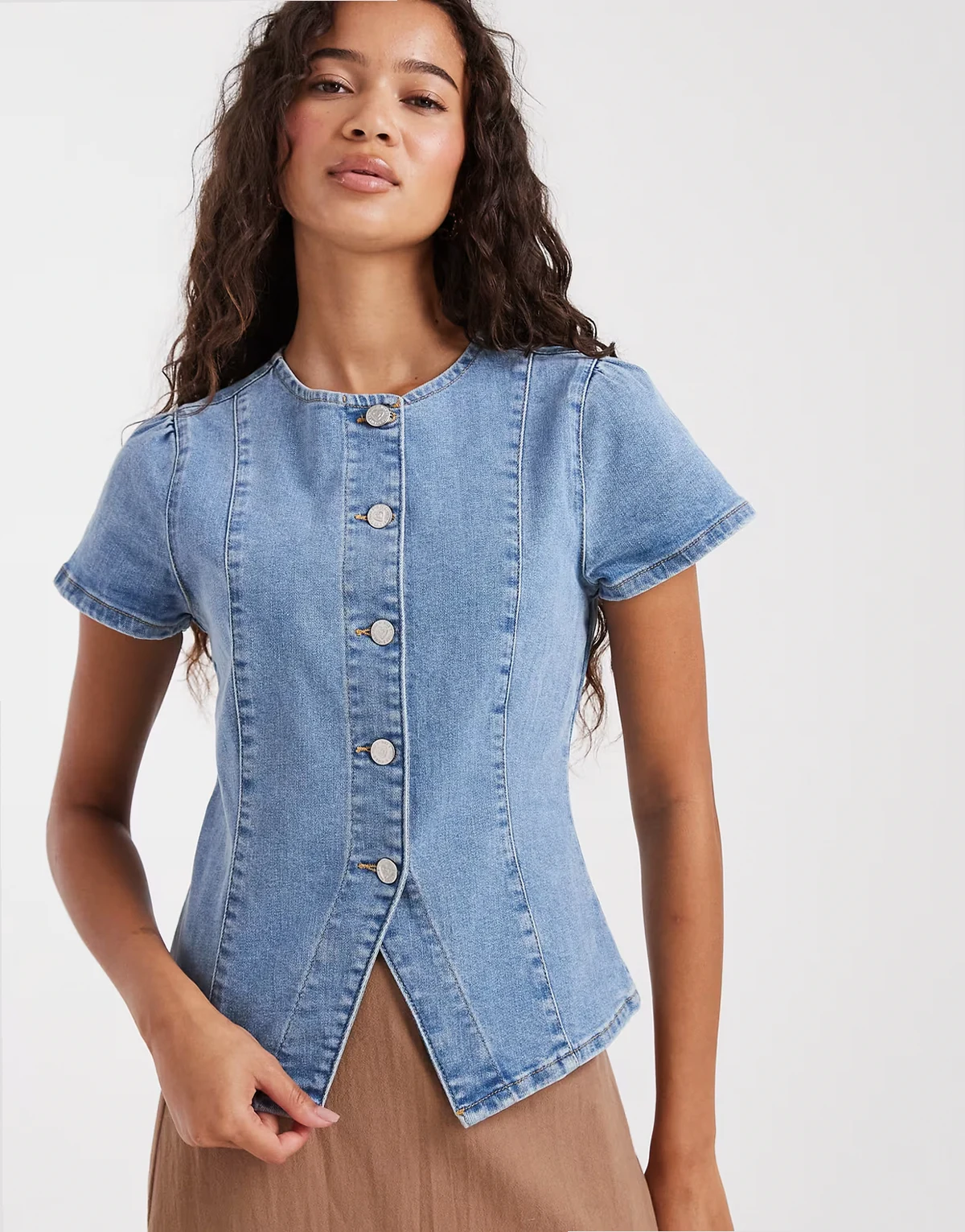 – Niebieski asymetryczny jeansowy top z krótkimi rękawami