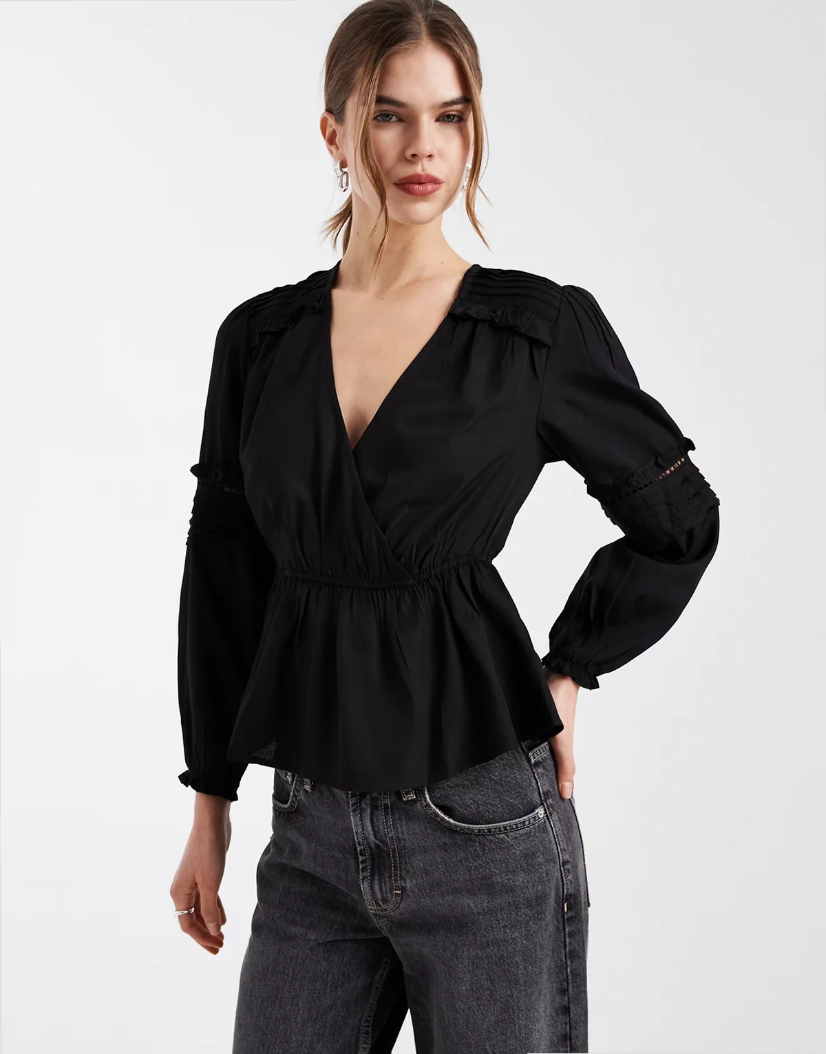 – Strukturiertes, langärmliges Oberteil in Schwarz mit V-Ausschnitt und Schößchen