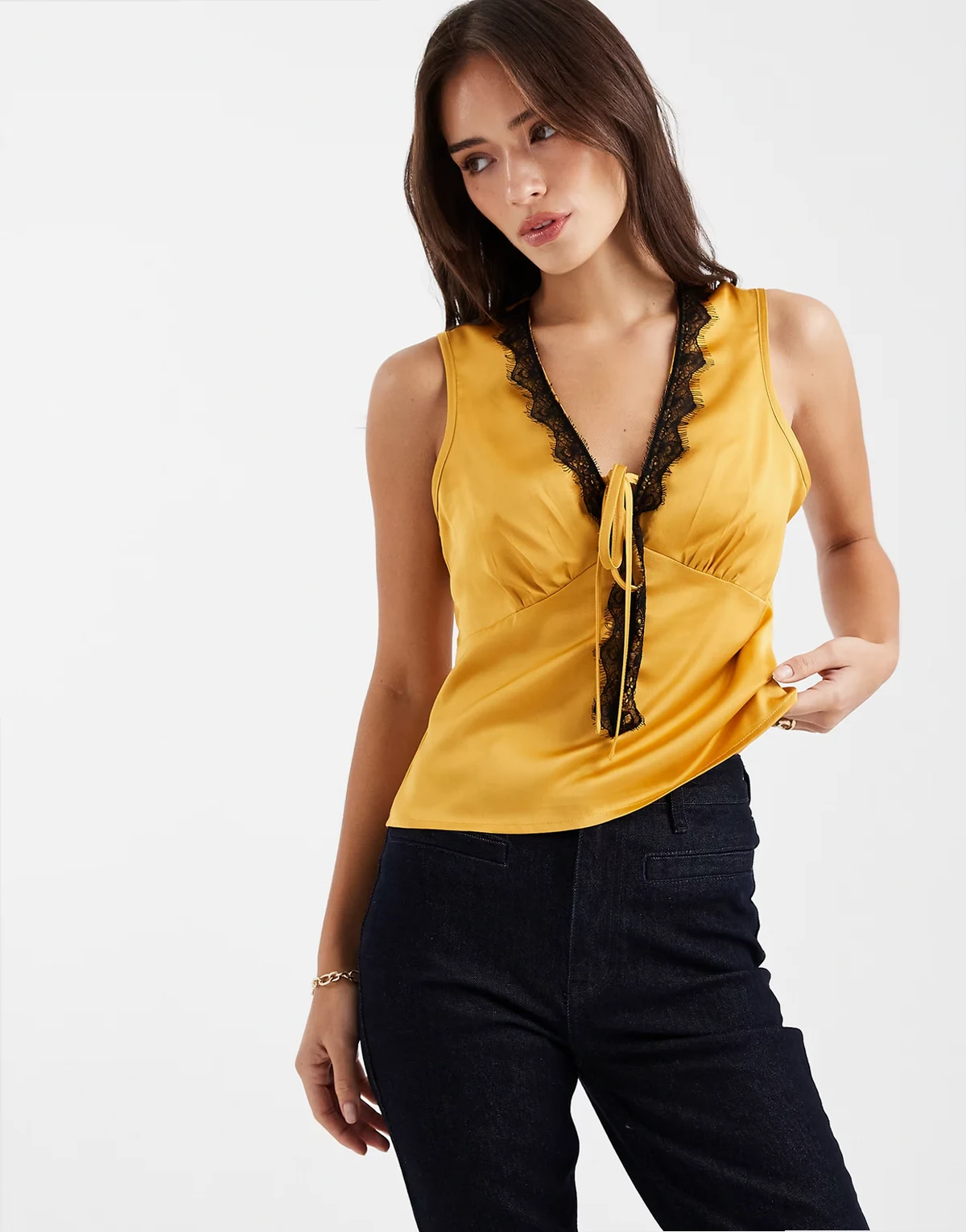 – Oberteil aus Satin in Gold-Bronze mit Spitzenbesatz