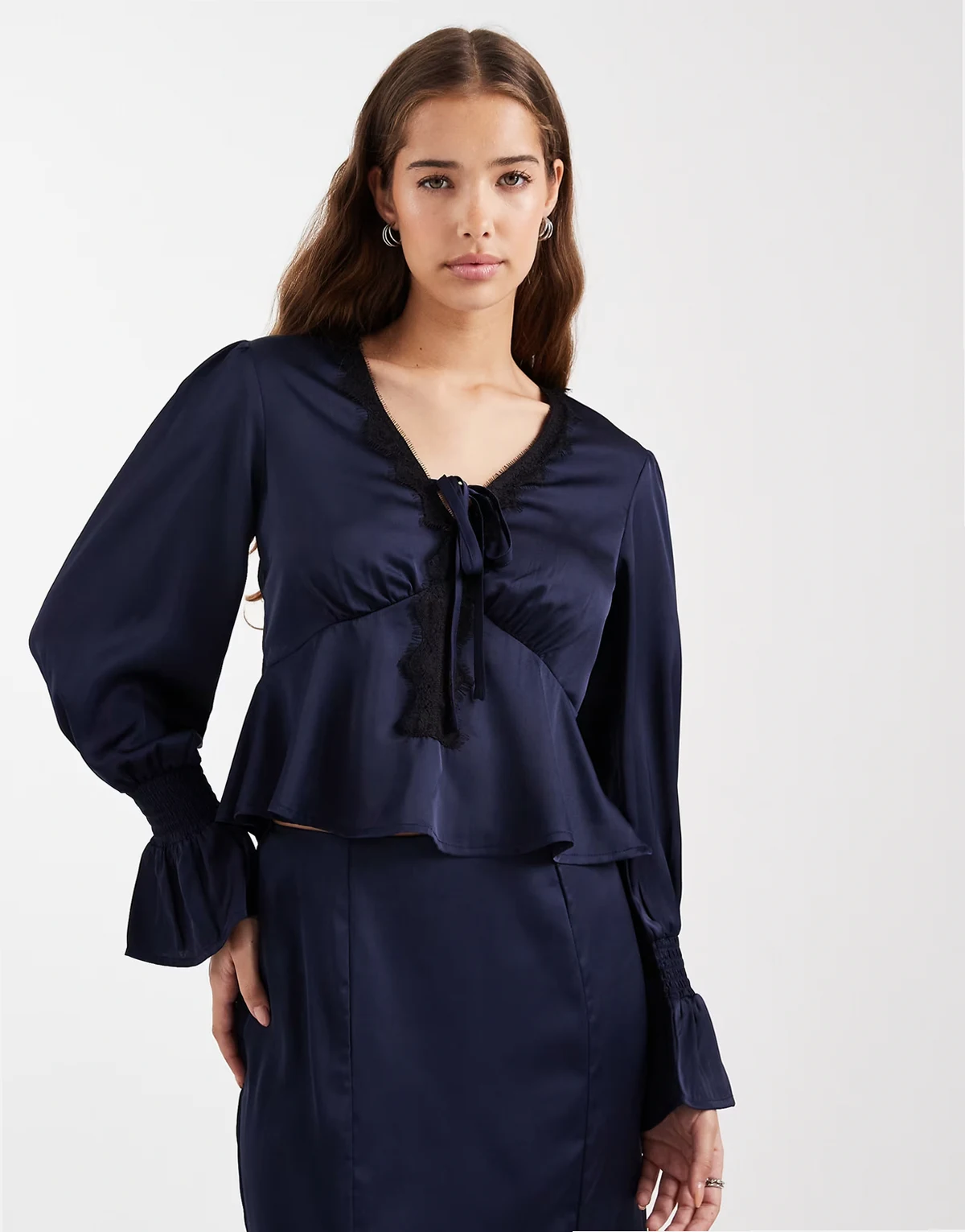 – Langärmlige Bluse aus Satin in Marineblau mit Spitzendetails