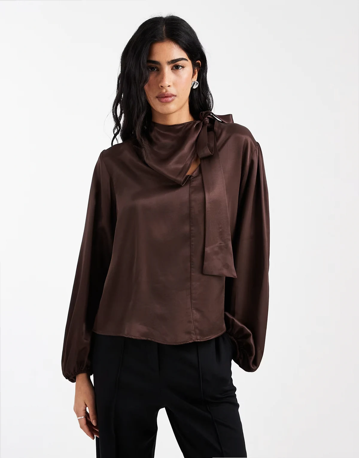 – Czekoladowobrązowa satynowa bluzka z wiązaniem przy szyi