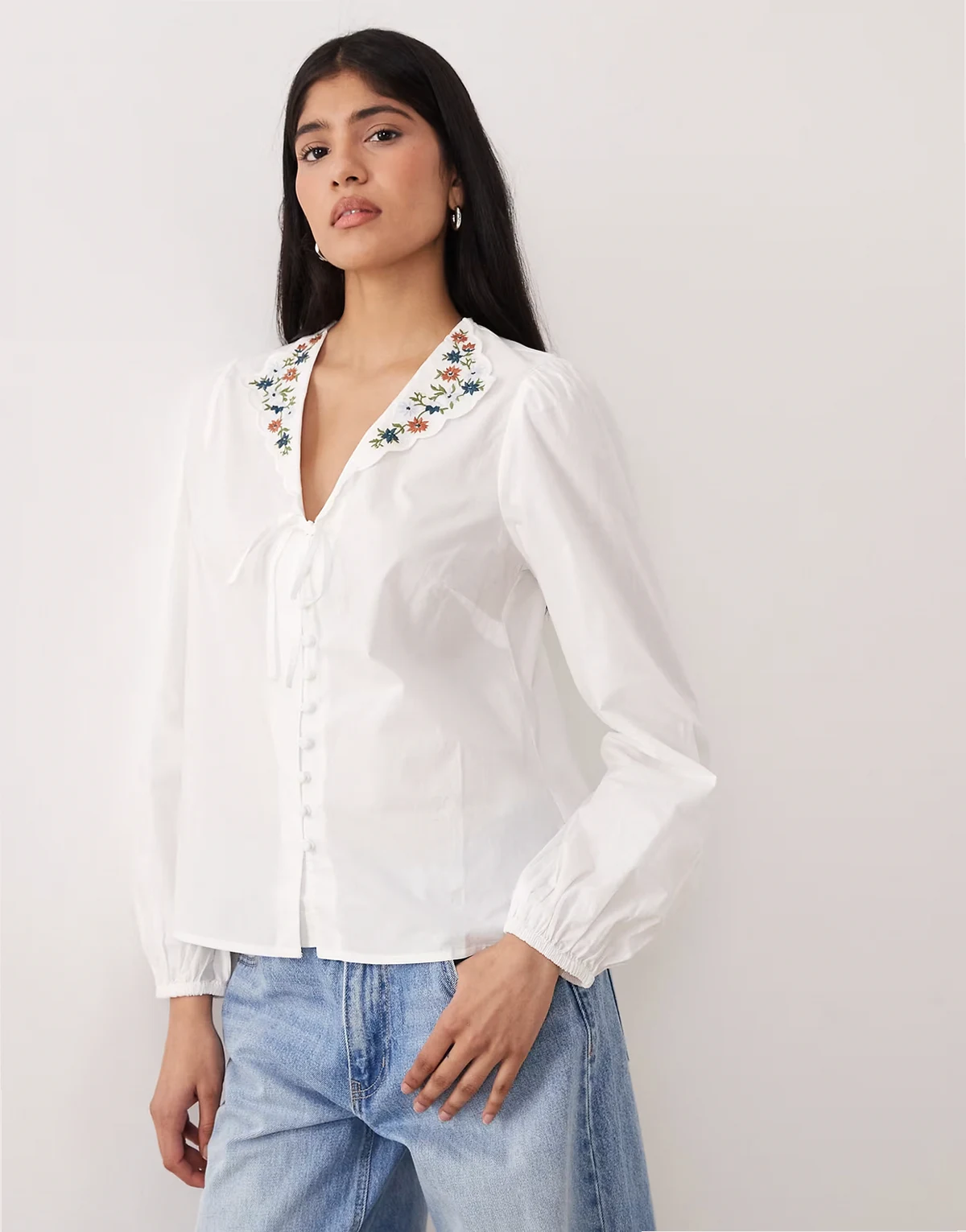 Nobody’s Child – Isla – Popeline-Bluse in Weiß mit besticktem Kragen