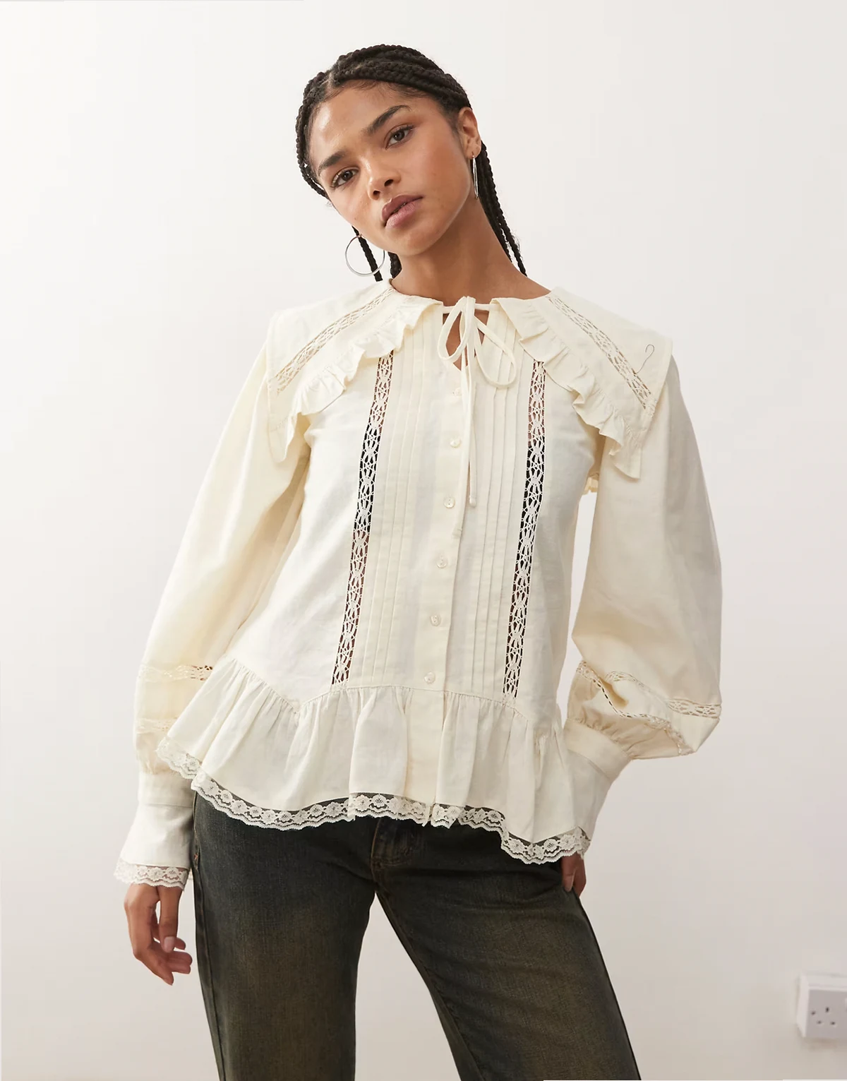 – Hemdbluse in Cremeweiß mit Kragen und Spitzeneinsätzen