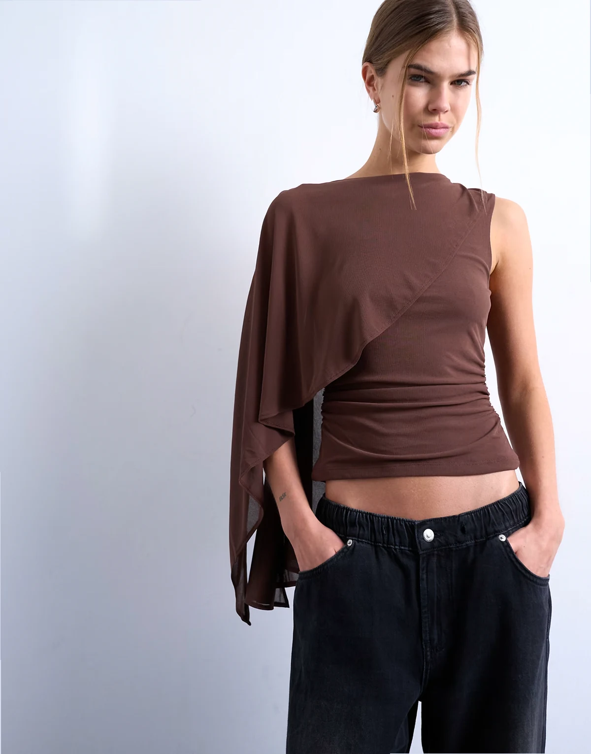 – Czekoladowobrązowy top bez rękawów z ozdobną peleryną