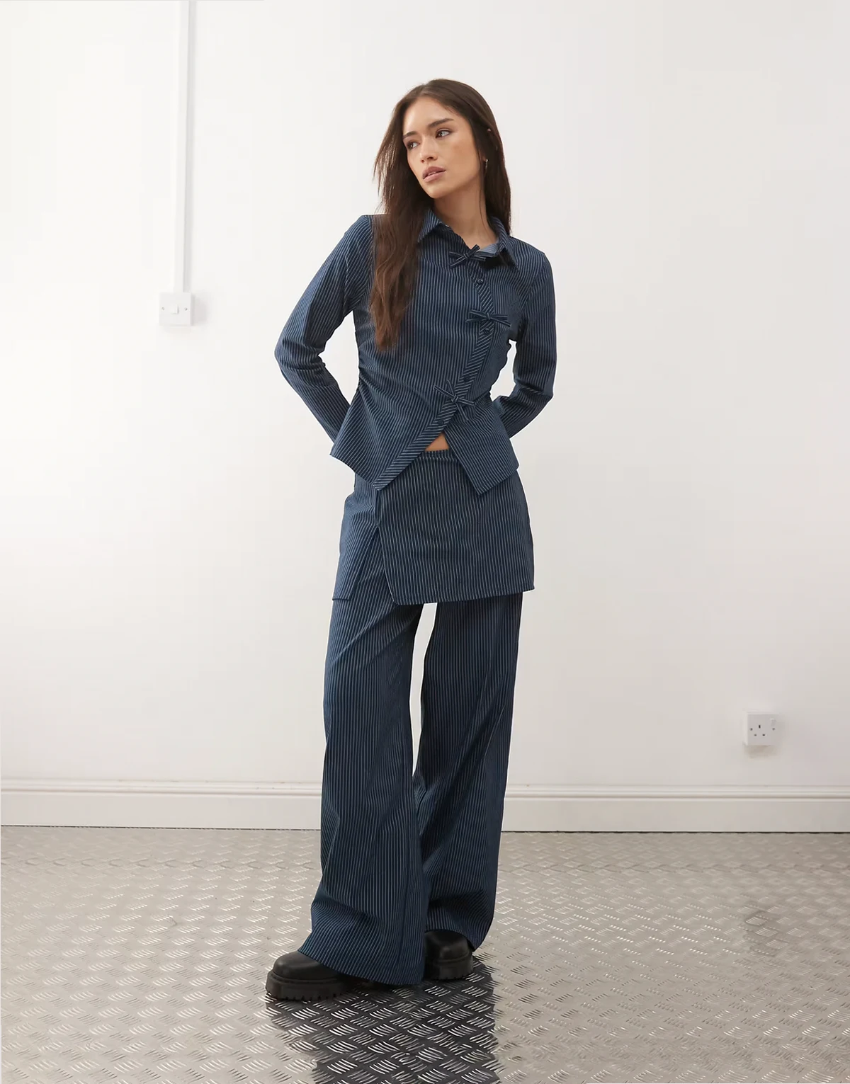 – Hemd in Marineblau mit Nadelstreifen und Schleifendetails, Kombiteil