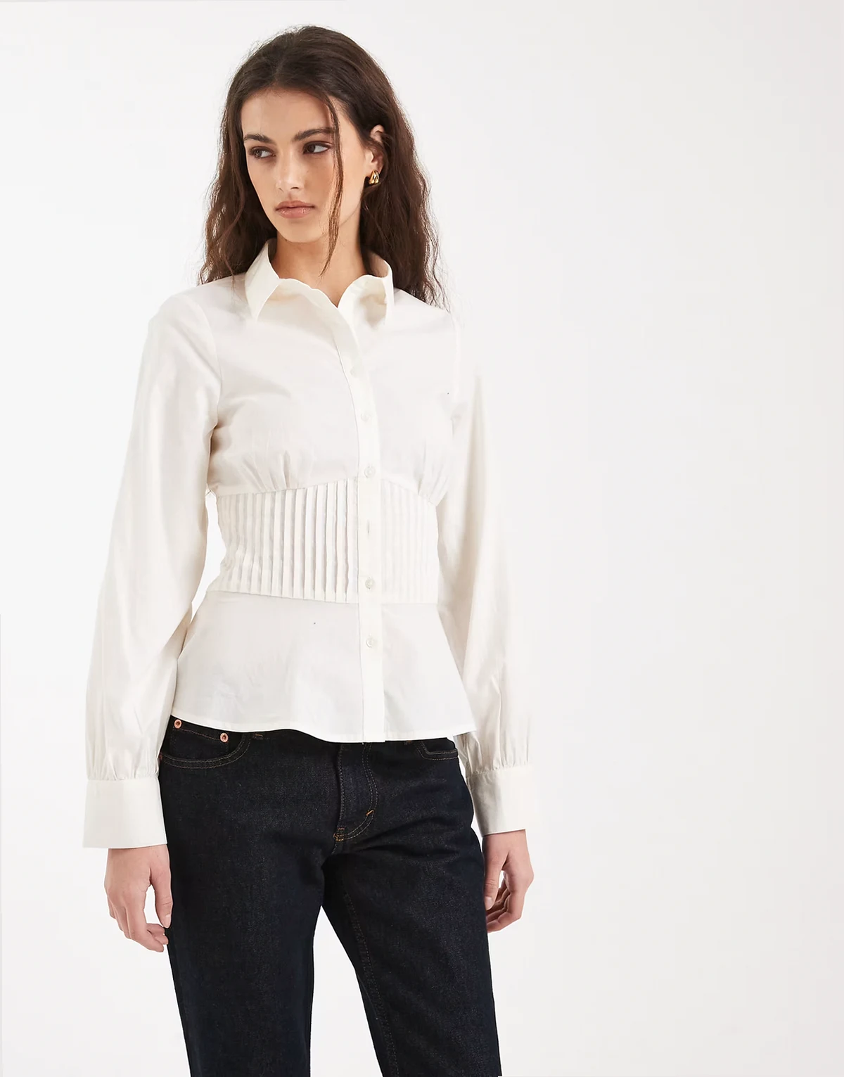 – Biała dopasowana koszula z zakładkami