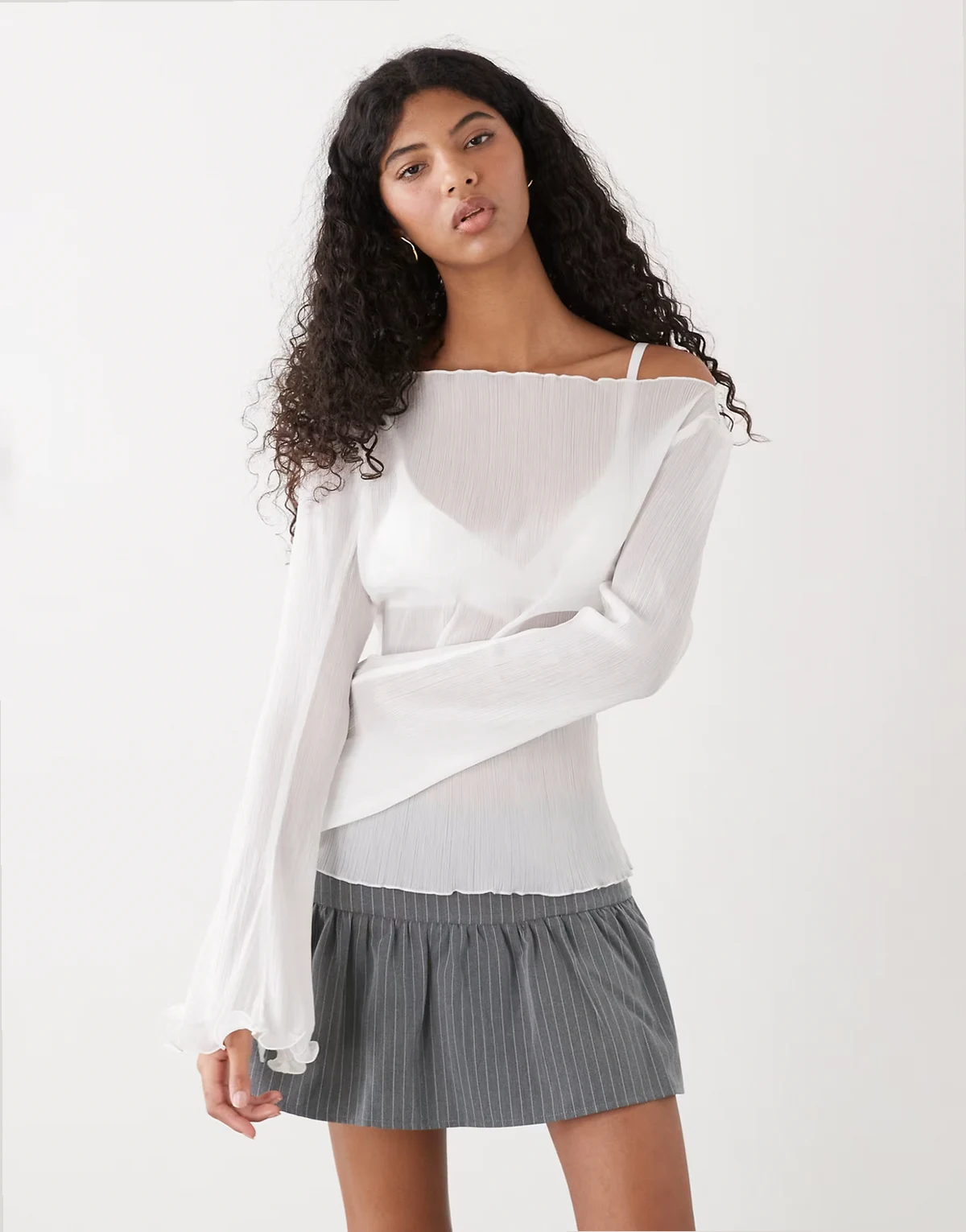 – Transparentes, fließendes Oberteil in Weiß mit langen Ärmeln