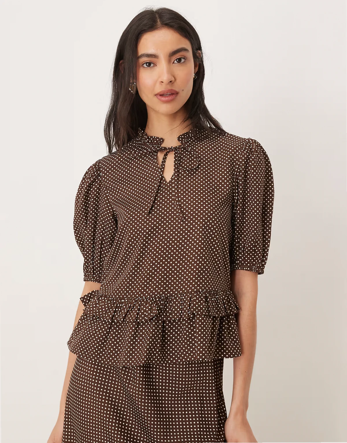 – Top z krótkimi rękawami, kołnierzykiem i falbanką w groszki