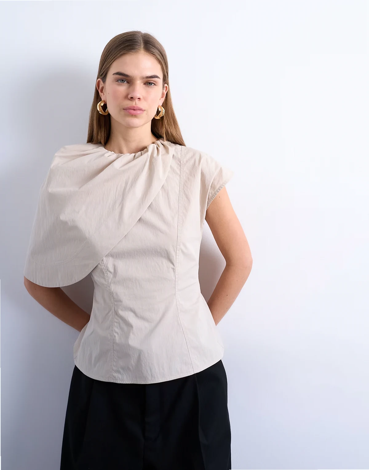 – Usztywniany top z pelerynką w ostrygowym kolorze