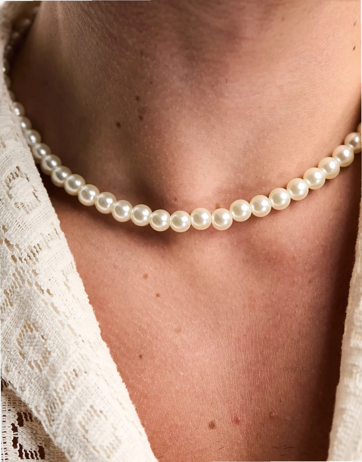 necklace with faux pearl design