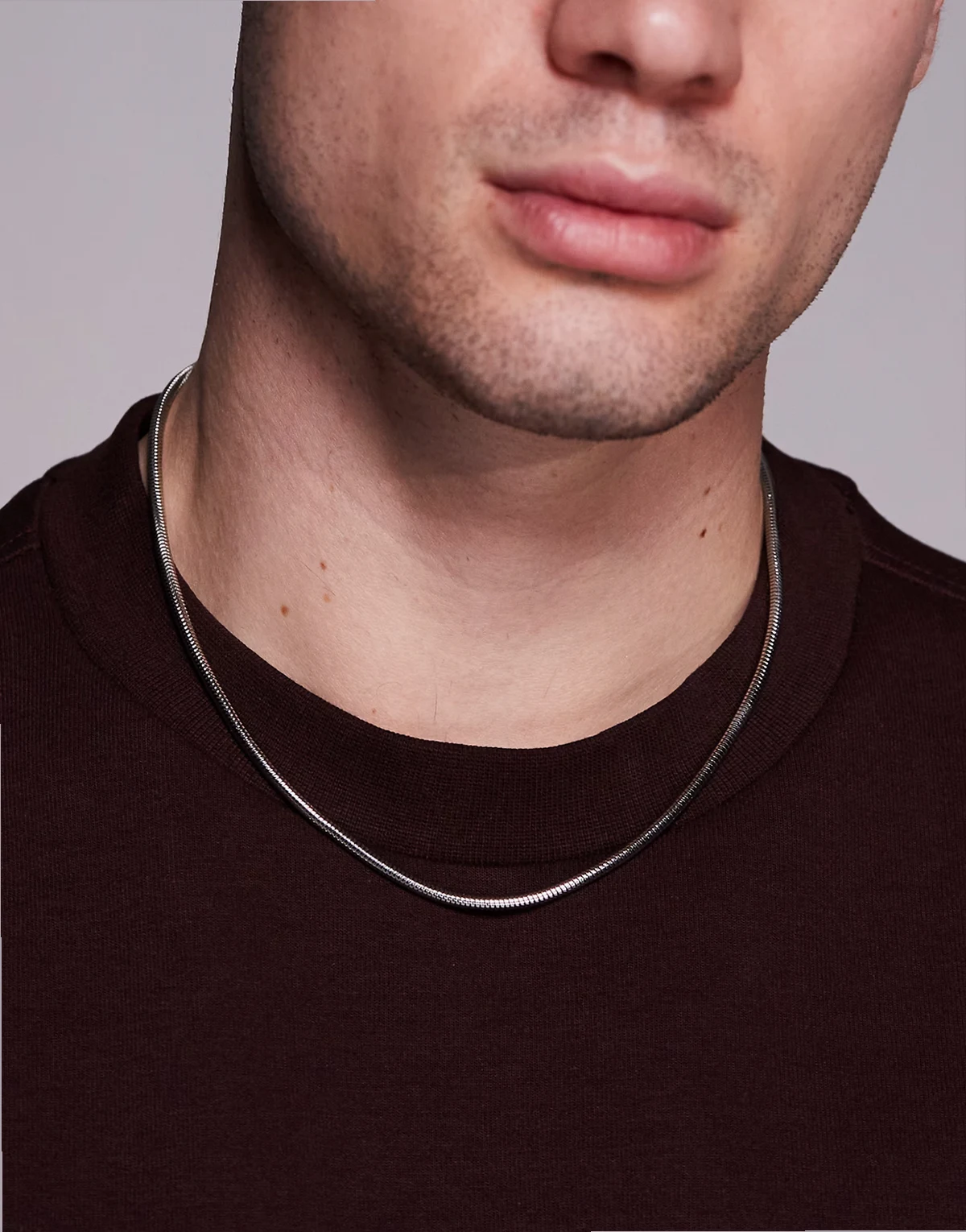 – Naszyjnik łańcuszkowy typu wężyk w kolorze srebra
